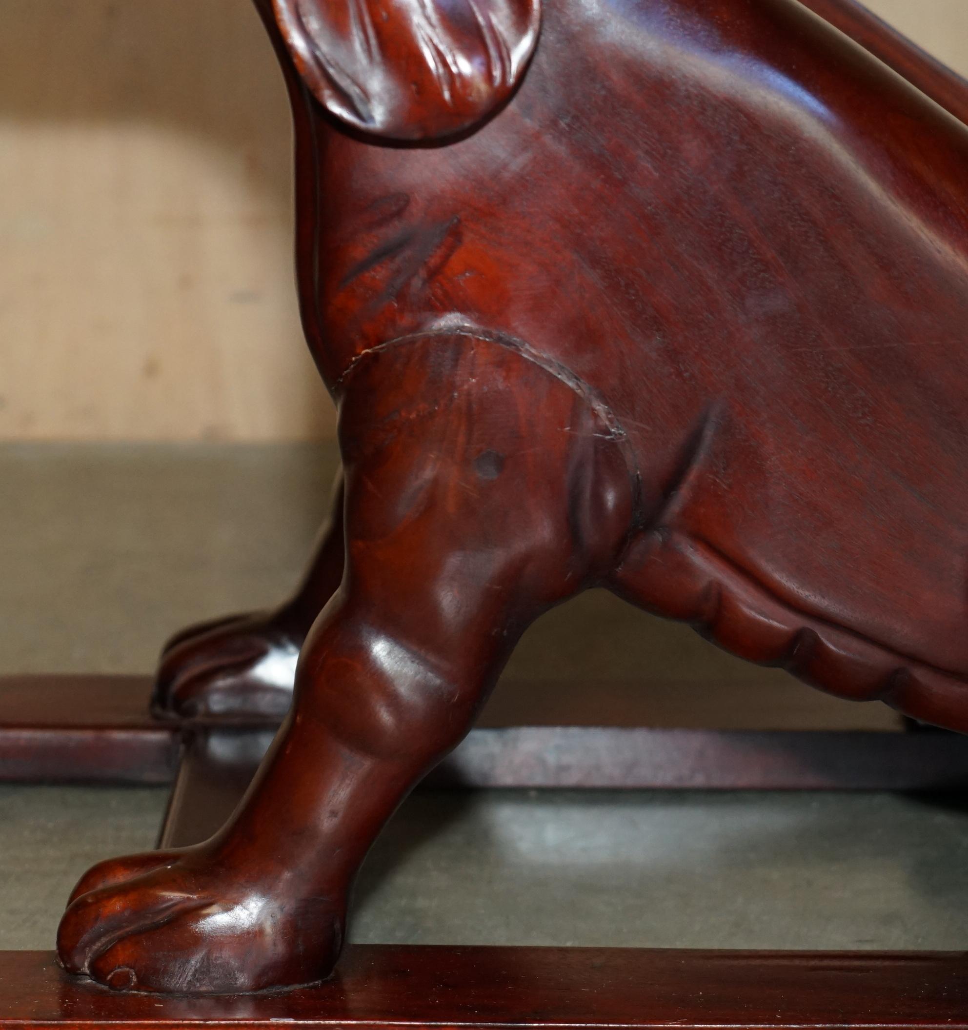 Legno massiccio COPPIA DI SCALE DA BIBLIOTECA IN LEGNO DURO CON CANI INCISI ORNATAMENTE AI LATI in vendita