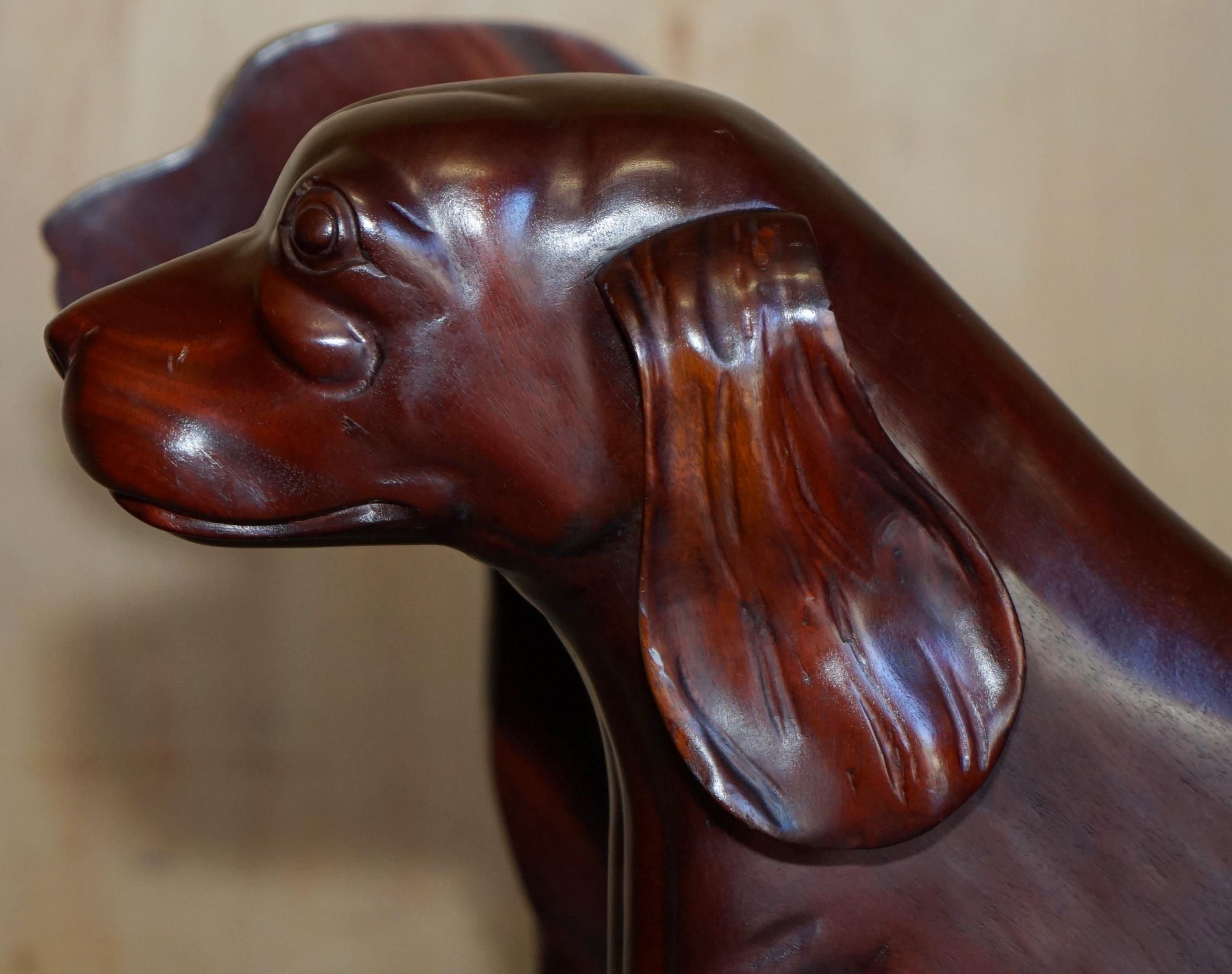 COPPIA DI SCALE DA BIBLIOTECA IN LEGNO DURO CON CANI INCISI ORNATAMENTE AI LATI in vendita 1