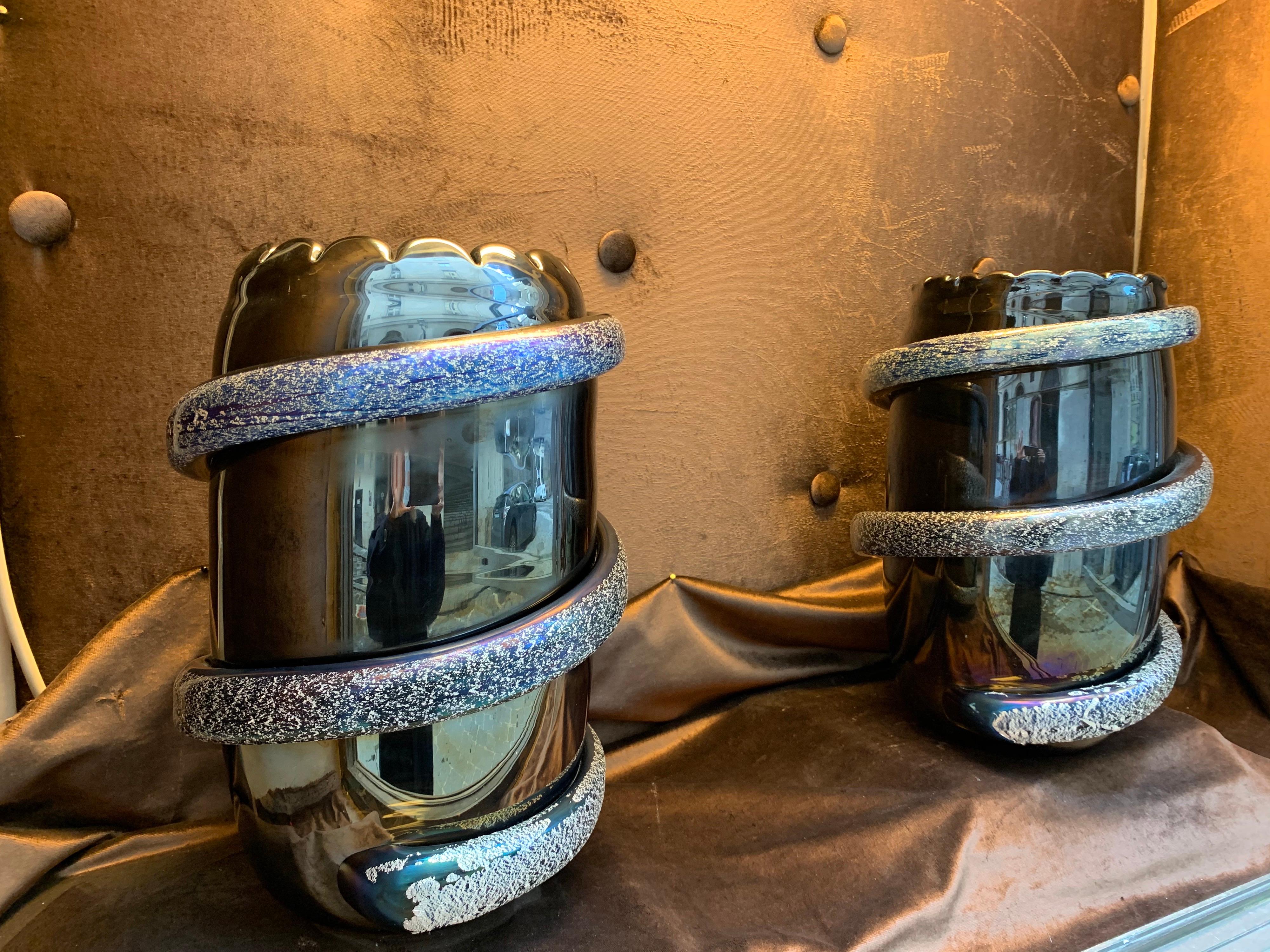 Paar tiefe Costantini Murano Glas mundgeblasen irisierenden Vasen mit silbernen Flecken Spirale Anwendung. Die Auswirkungen des Lichts auf das Glas sind erstaunlich.
Sie sind auf der Unterseite mit Costantini Murano signiert.
Kann einzeln verkauft