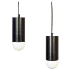 Juego de dos lámparas colgantes Deep de Research.Lighting, en negro, hechas por encargo