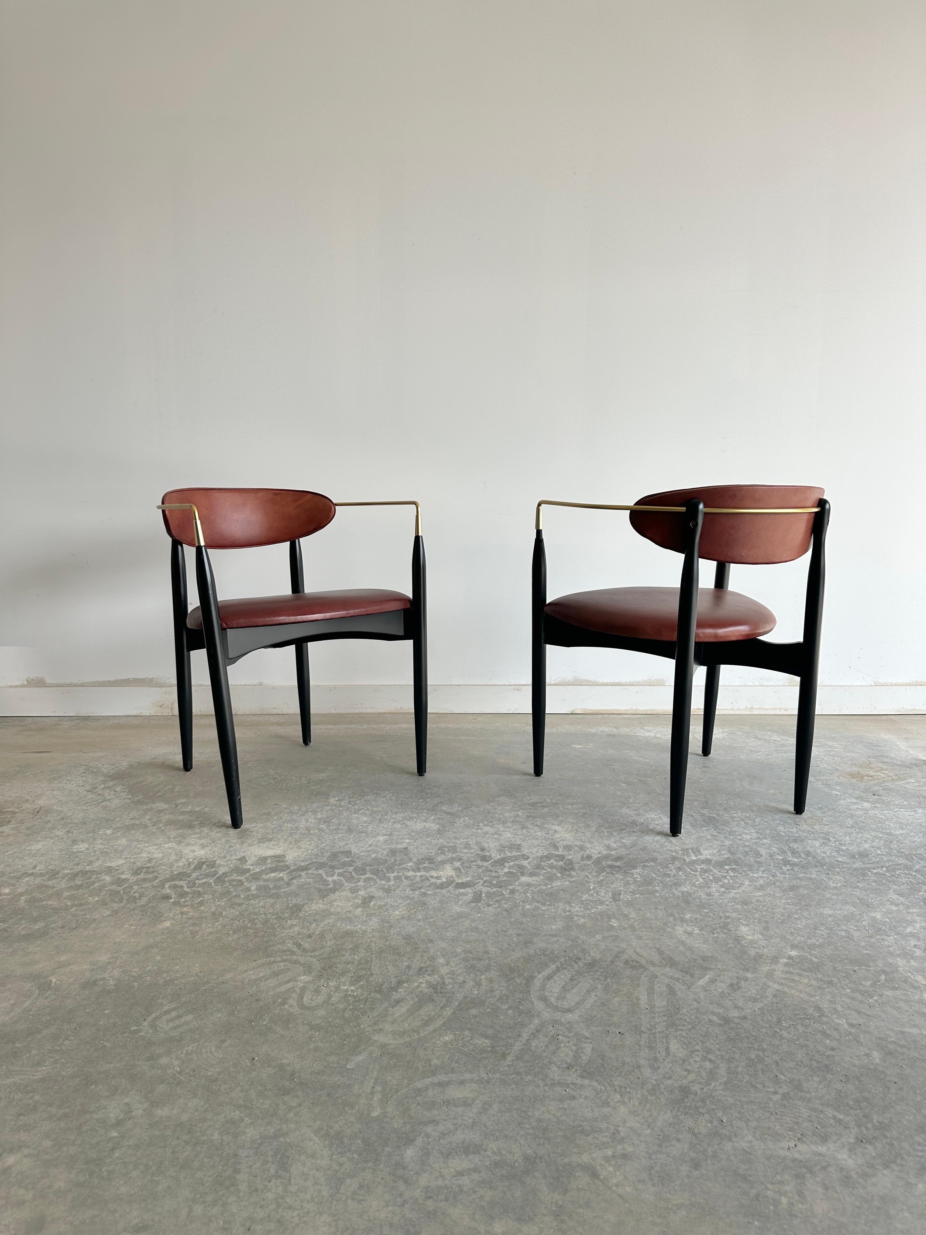 Dieser atemberaubende Sessel ist ein seltenes Beispiel für Dan Johnsons Viscount-Design für Selig, mit einem eleganten Messinggestell und einer Polsterung aus cognacfarbenem Leder. Der Stuhl hat einen unverwechselbaren modernen Stil aus der Mitte