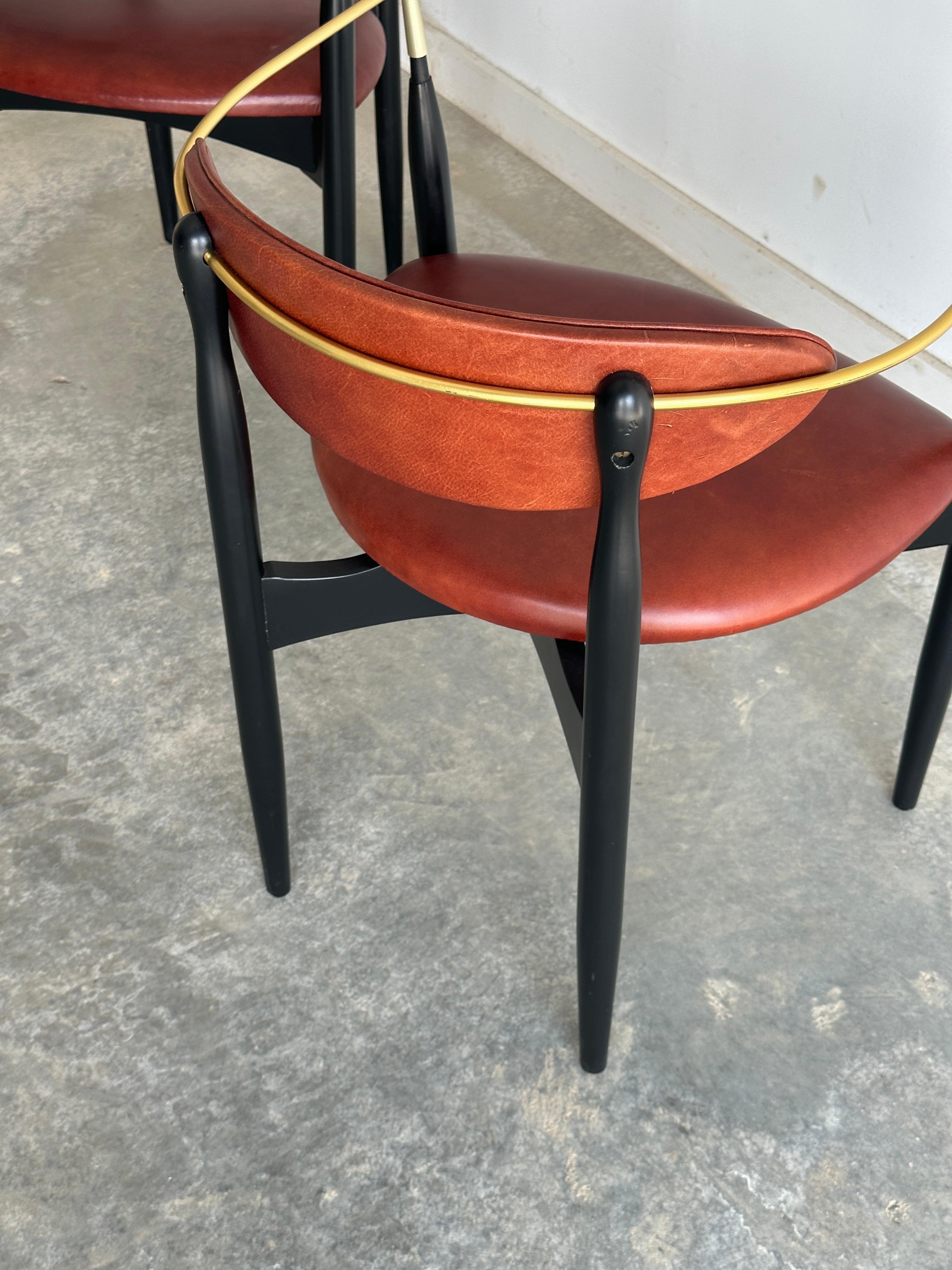Milieu du XXe siècle Paire de chaises « Viscount » en cuir rouge profond de Dan Johnson pour Selig en vente