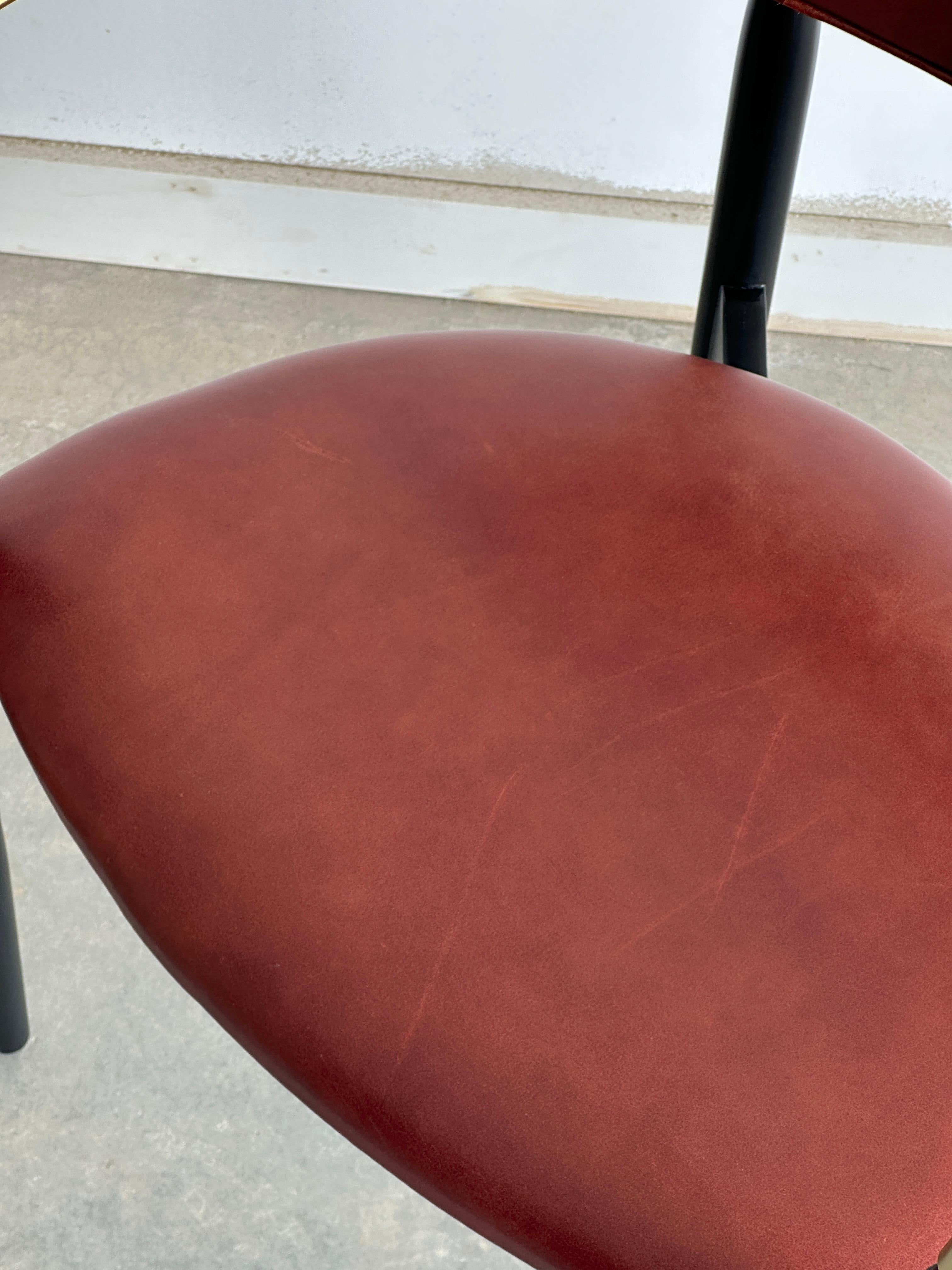 Paire de chaises « Viscount » en cuir rouge profond de Dan Johnson pour Selig en vente 2