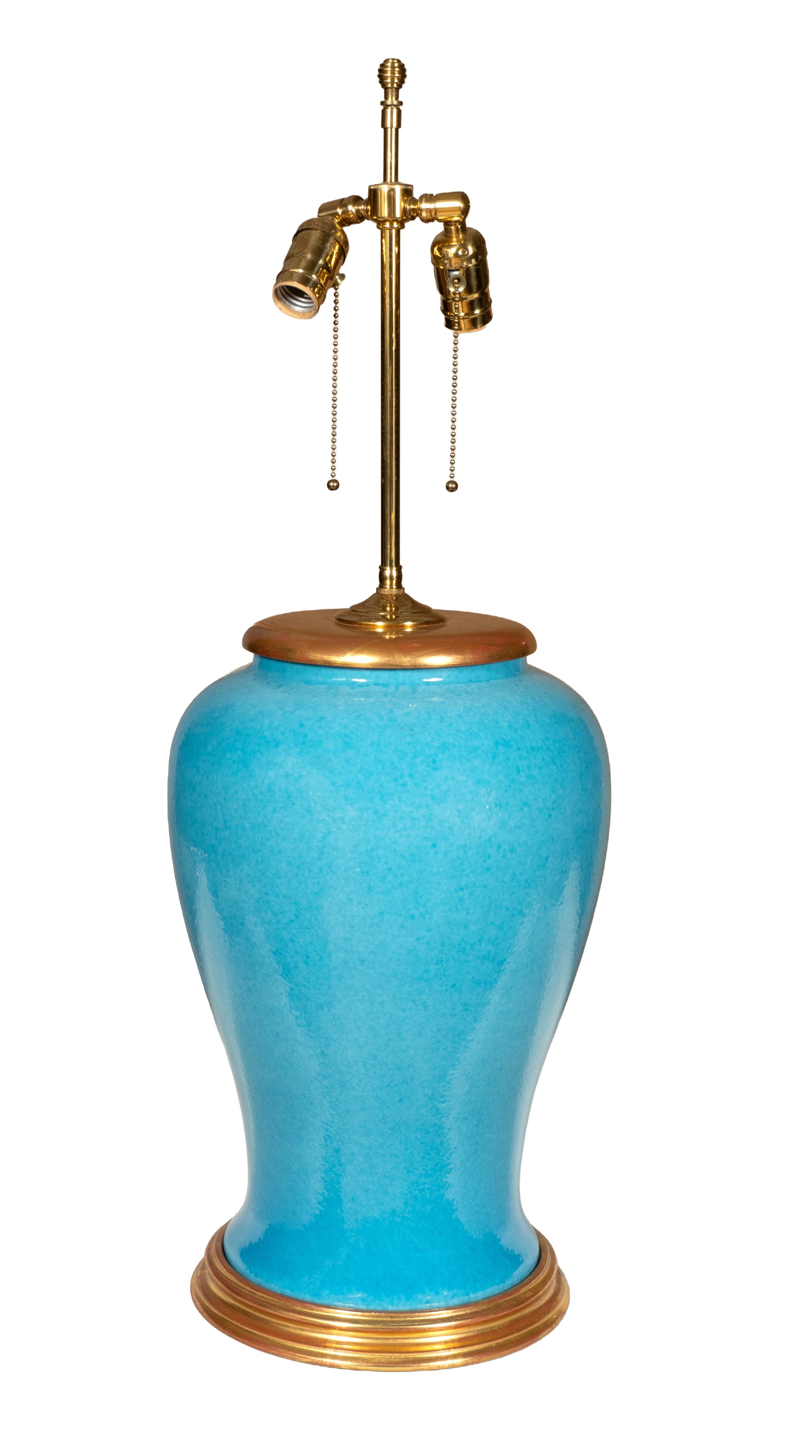 Con tonos de calidad. Tapa y base doradas al agua. Cada una con dos luces. Accesorios de latón. Cableado fino. Ex Susie Hilfiger .