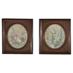 Paar tiefe ebonisierte, eingeschnittene und vergoldete Rahmen aus Nussbaumholz mit Blumendrucken, um 1890