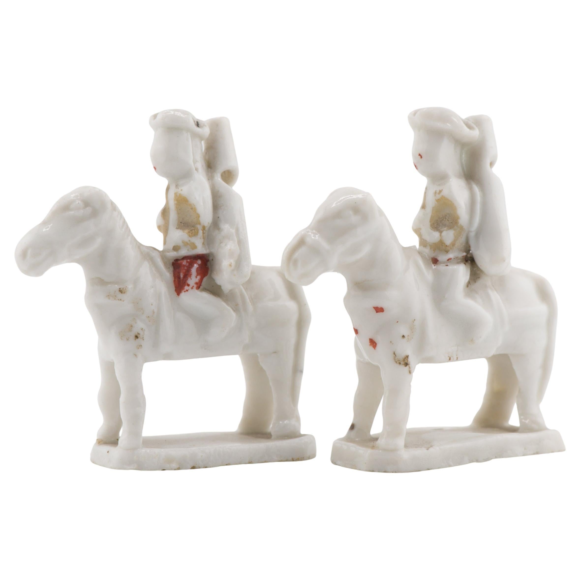 Paar Dehua Blanc de Chine Whistles-Skulptur, europäische Figuren auf einem Pferd, Skulptur