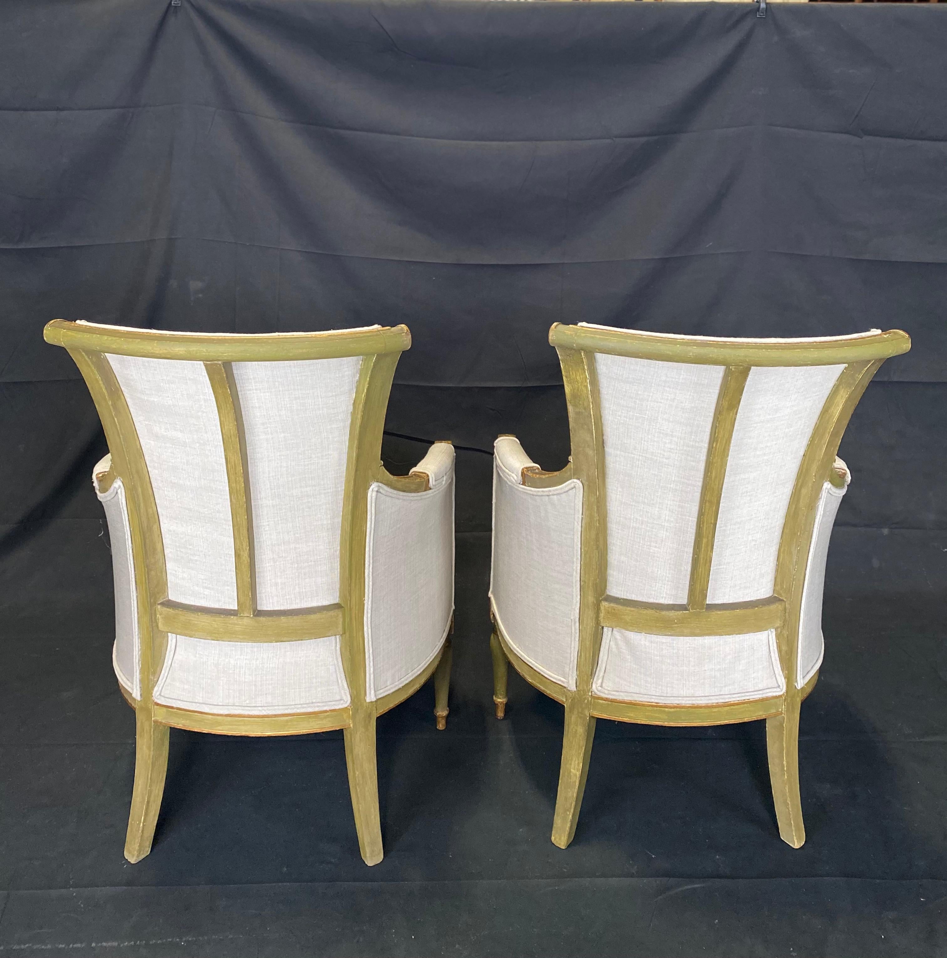 Français Paire de délectables fauteuils néoclassiques peints Bergères du début du 19e siècle en vente