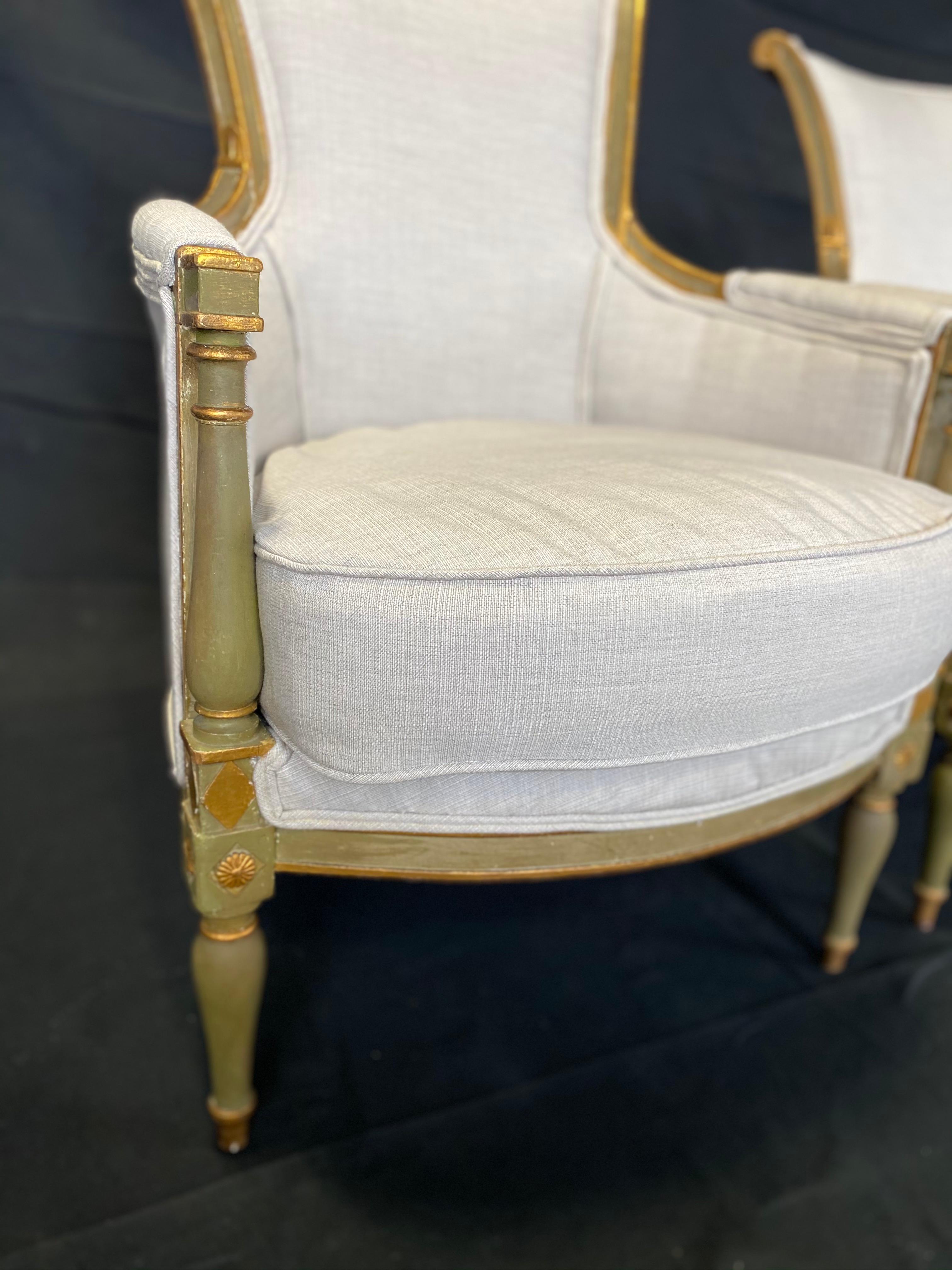 Paire de délectables fauteuils néoclassiques peints Bergères du début du 19e siècle en vente 1