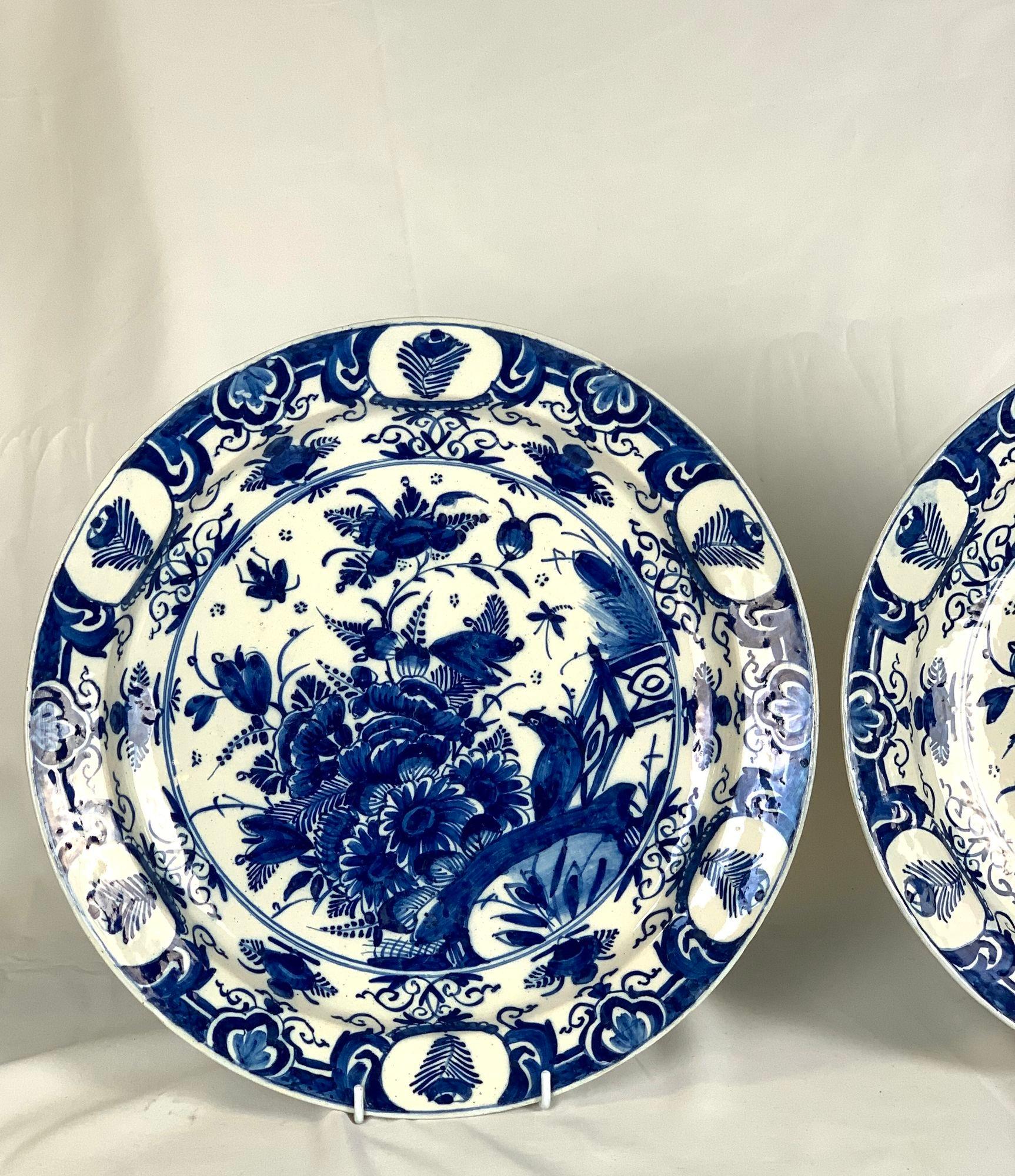 Rococo Ancienne paire d'assiettes de présentation de Delft bleues et blanches 18ème siècle vers 1780 en vente