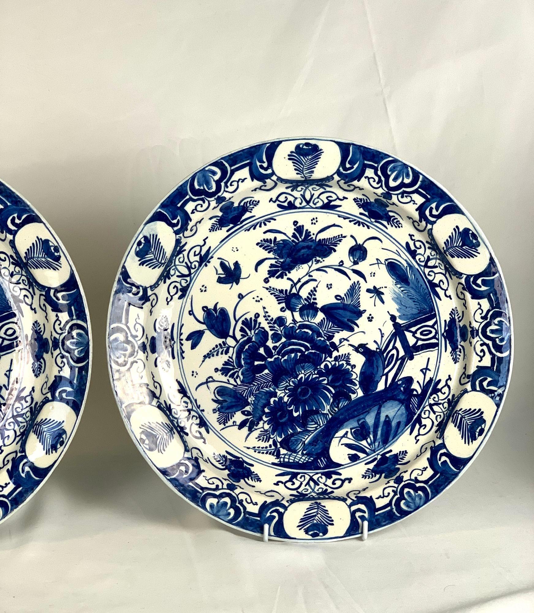 Néerlandais Ancienne paire d'assiettes de présentation de Delft bleues et blanches 18ème siècle vers 1780 en vente