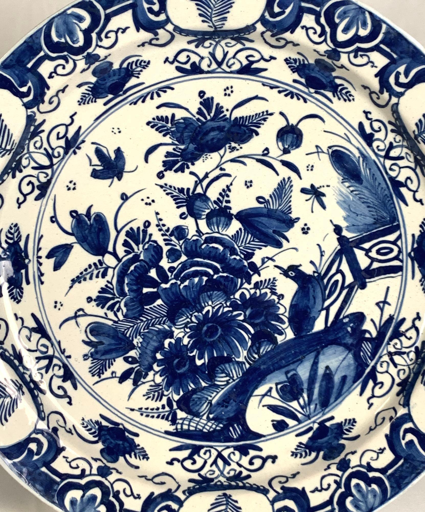 Peint à la main Ancienne paire d'assiettes de présentation de Delft bleues et blanches 18ème siècle vers 1780 en vente
