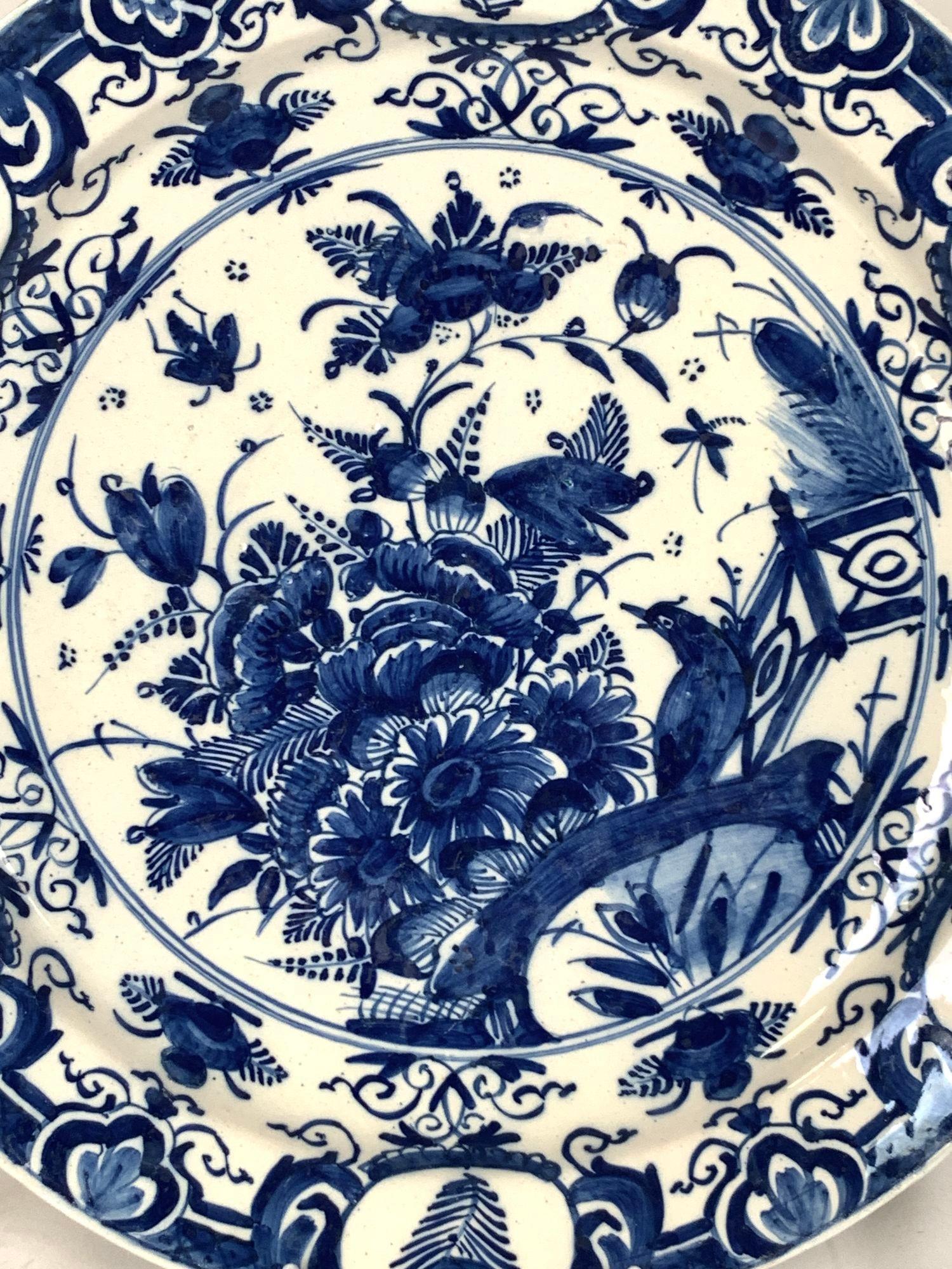 Ancienne paire d'assiettes de présentation de Delft bleues et blanches 18ème siècle vers 1780 Excellent état - En vente à Katonah, NY