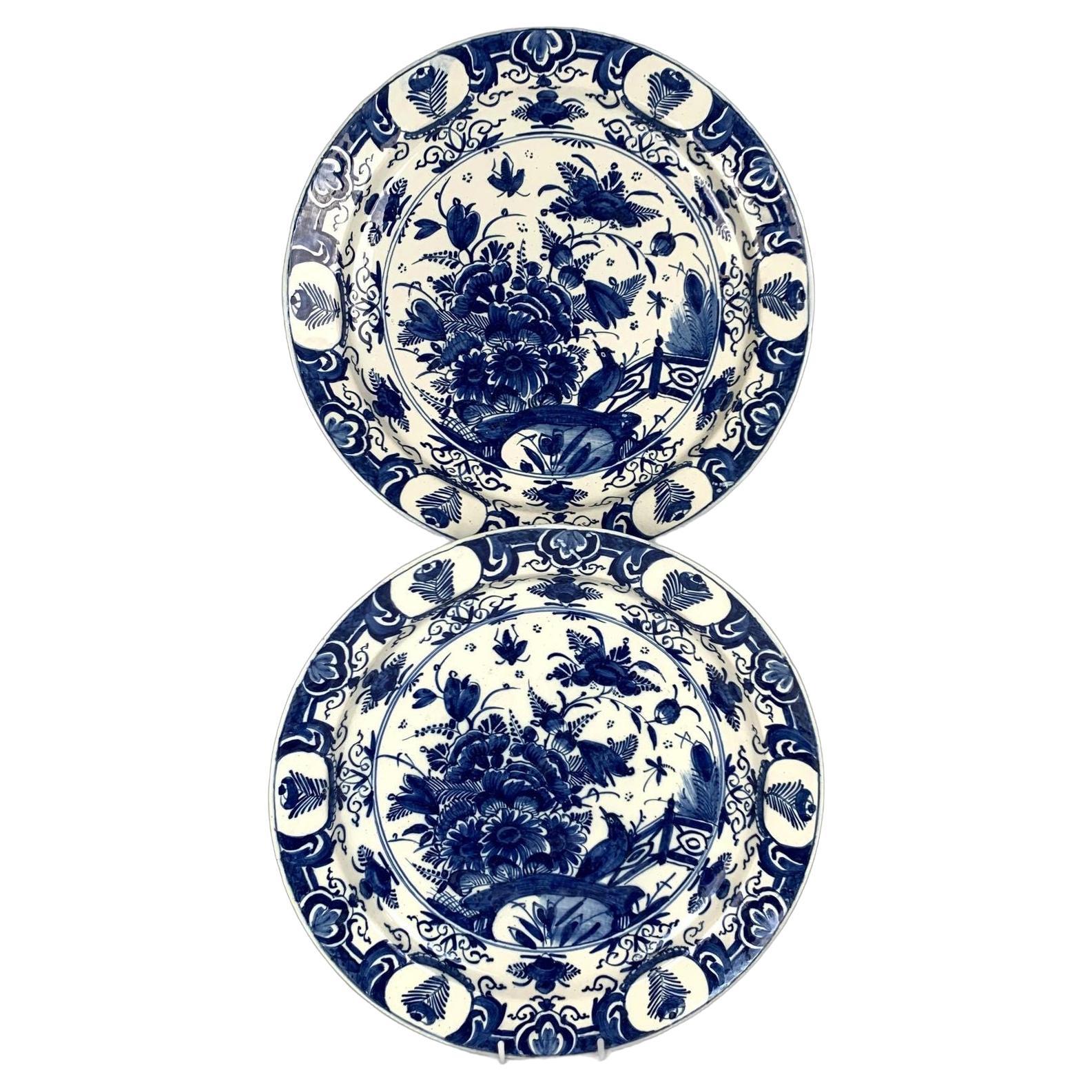 Antigua Pareja de Platos de Delft Azules y Blancos Siglo XVIII Circa 1780