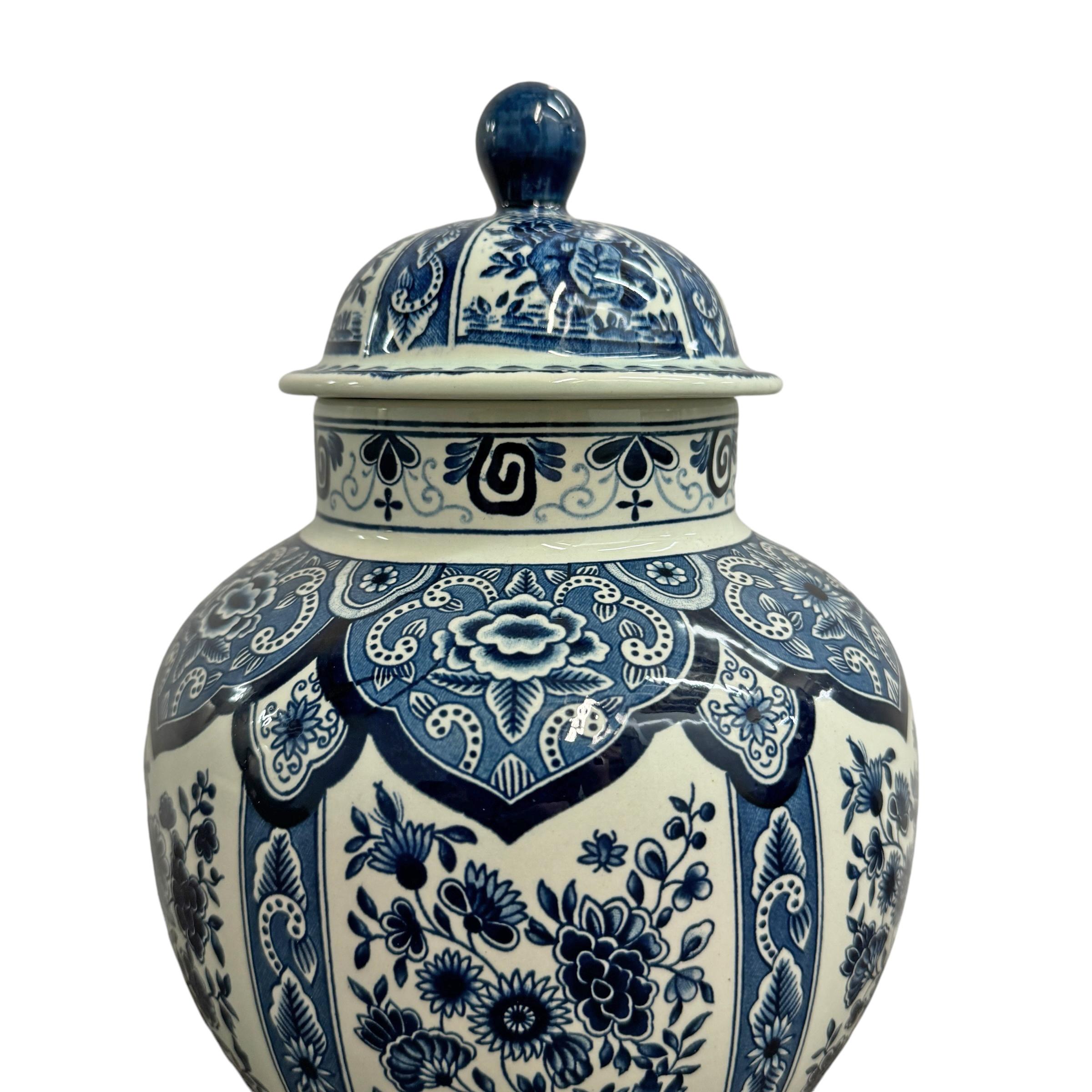 Pair of Delft Blue and White Ginger Jars In Good Condition In Chicago, IL