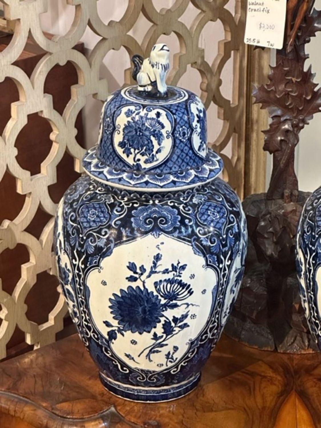 Pair of Delft Blue and White Porcelain Jars In Good Condition For Sale In Dallas, TX