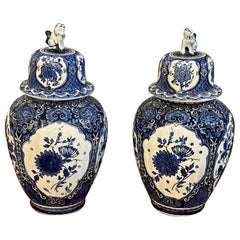 Pareja de jarras de porcelana azul y blanca de Delft