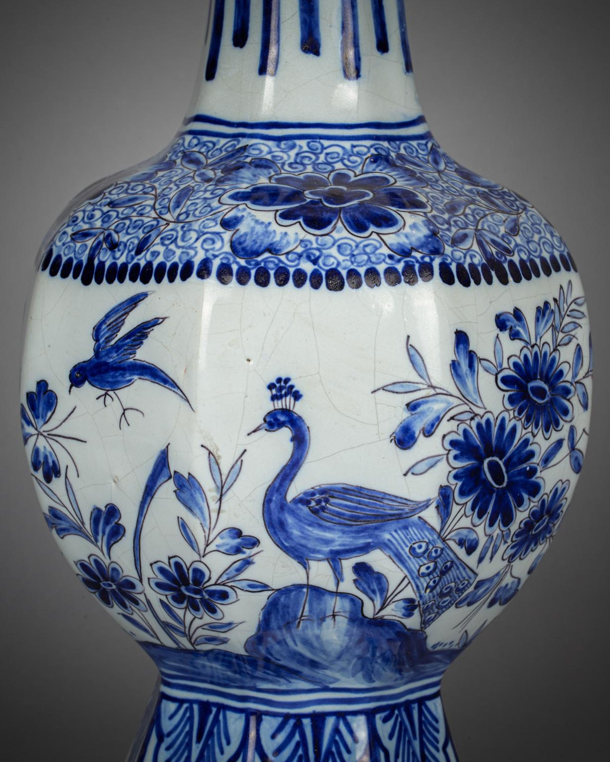 Paar blau-weiße Vasen aus Delft, um 1820 im Angebot 1