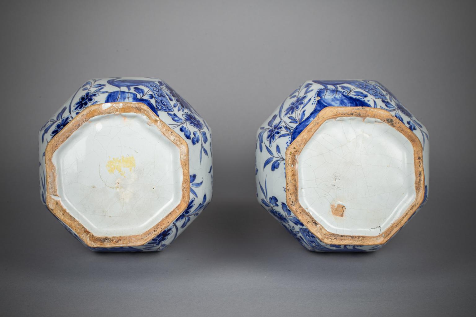 Paar blau-weiße Vasen aus Delft, um 1820 im Angebot 2