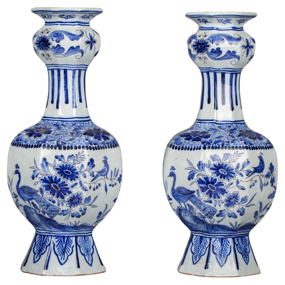 Paar blau-weiße Vasen aus Delft, um 1820 im Angebot
