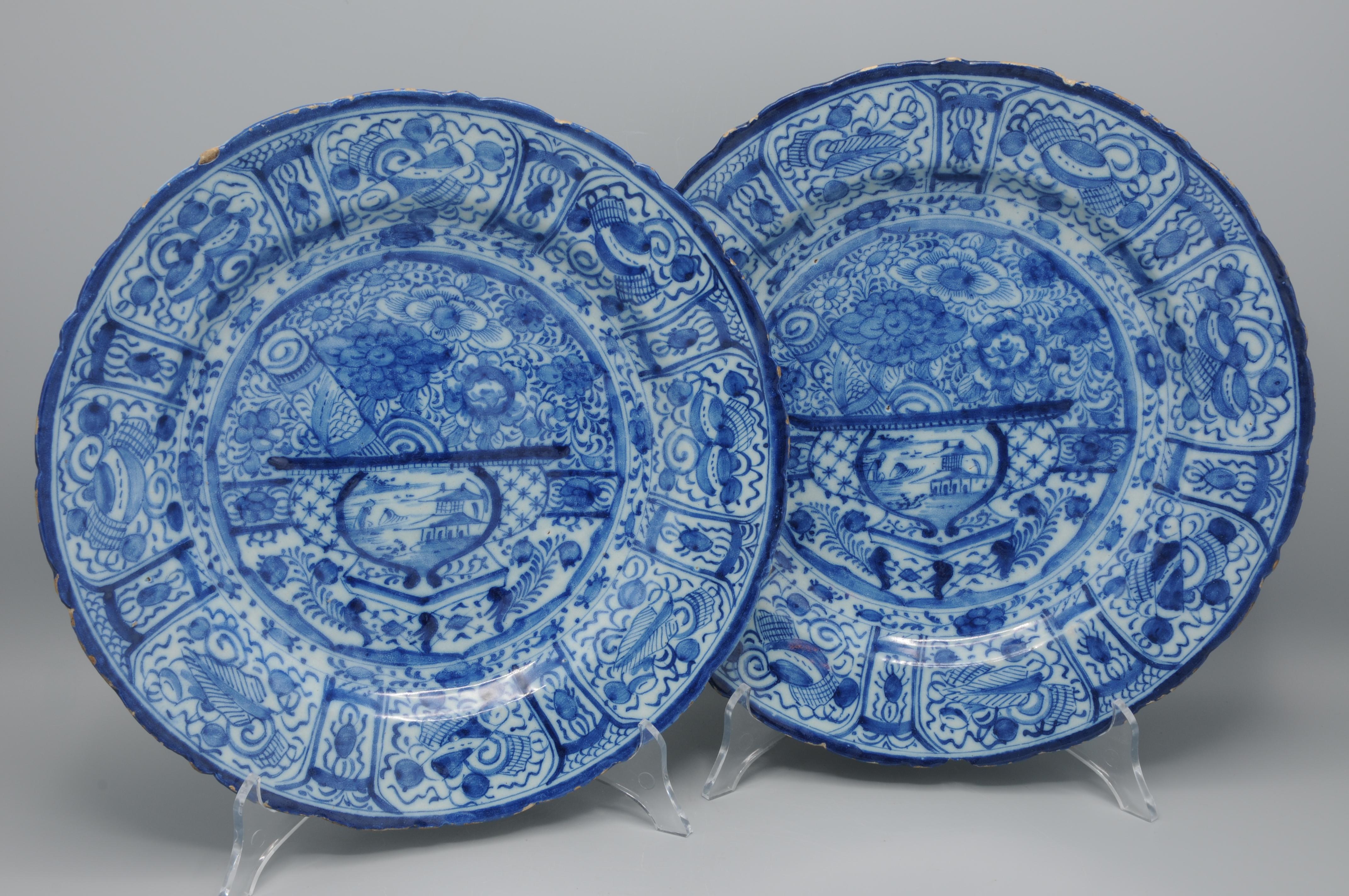 Paire de chaises en Delftware hollandais du milieu du 18e siècle,
Les médaillons centraux présentent un vase ou un brûleur d'encens finement peint, inspiré de la porcelaine chinoise bleu et blanc. Les larges bordures sont divisées en panneaux