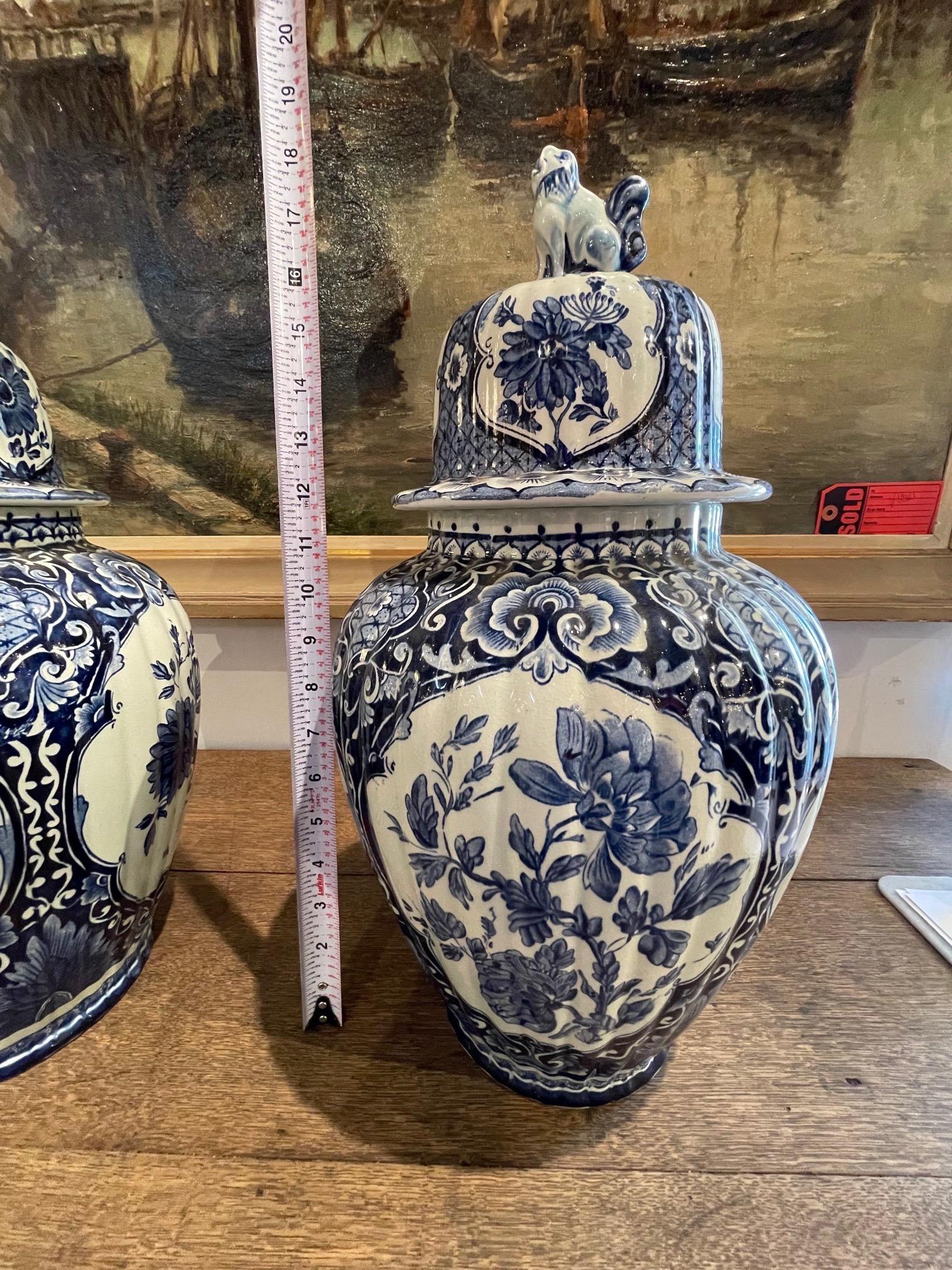 Pair of Delft Blue Porcelain Lidded Vases In Good Condition For Sale In Dallas, TX