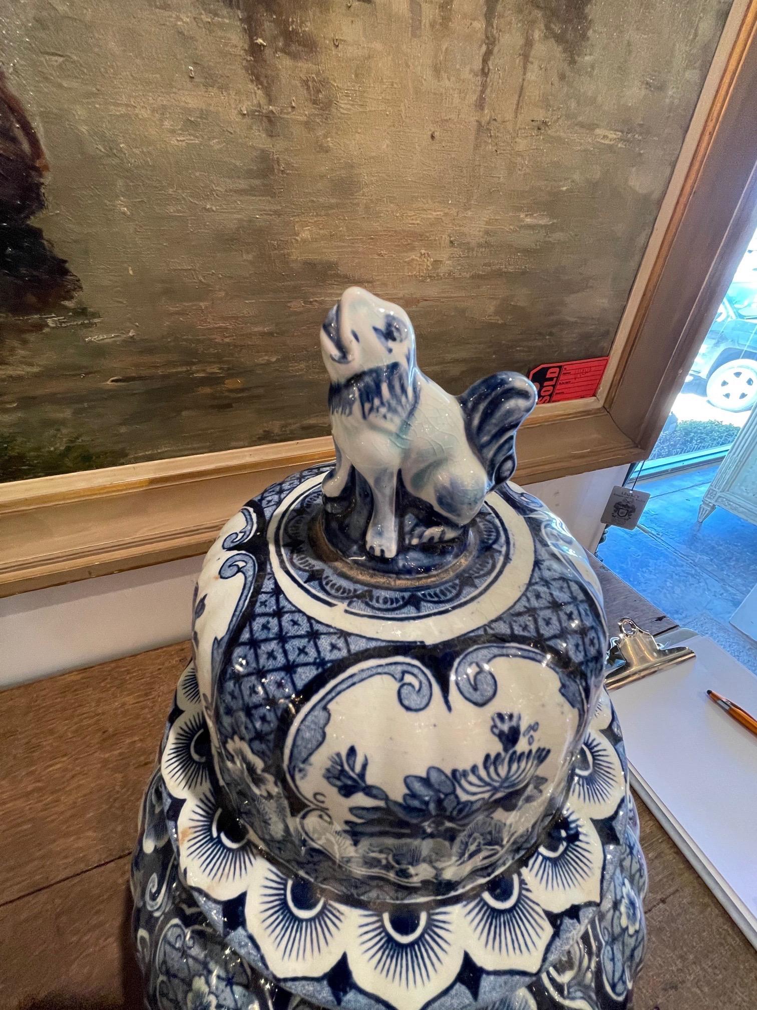 Pair of Delft Blue Porcelain Lidded Vases For Sale 1