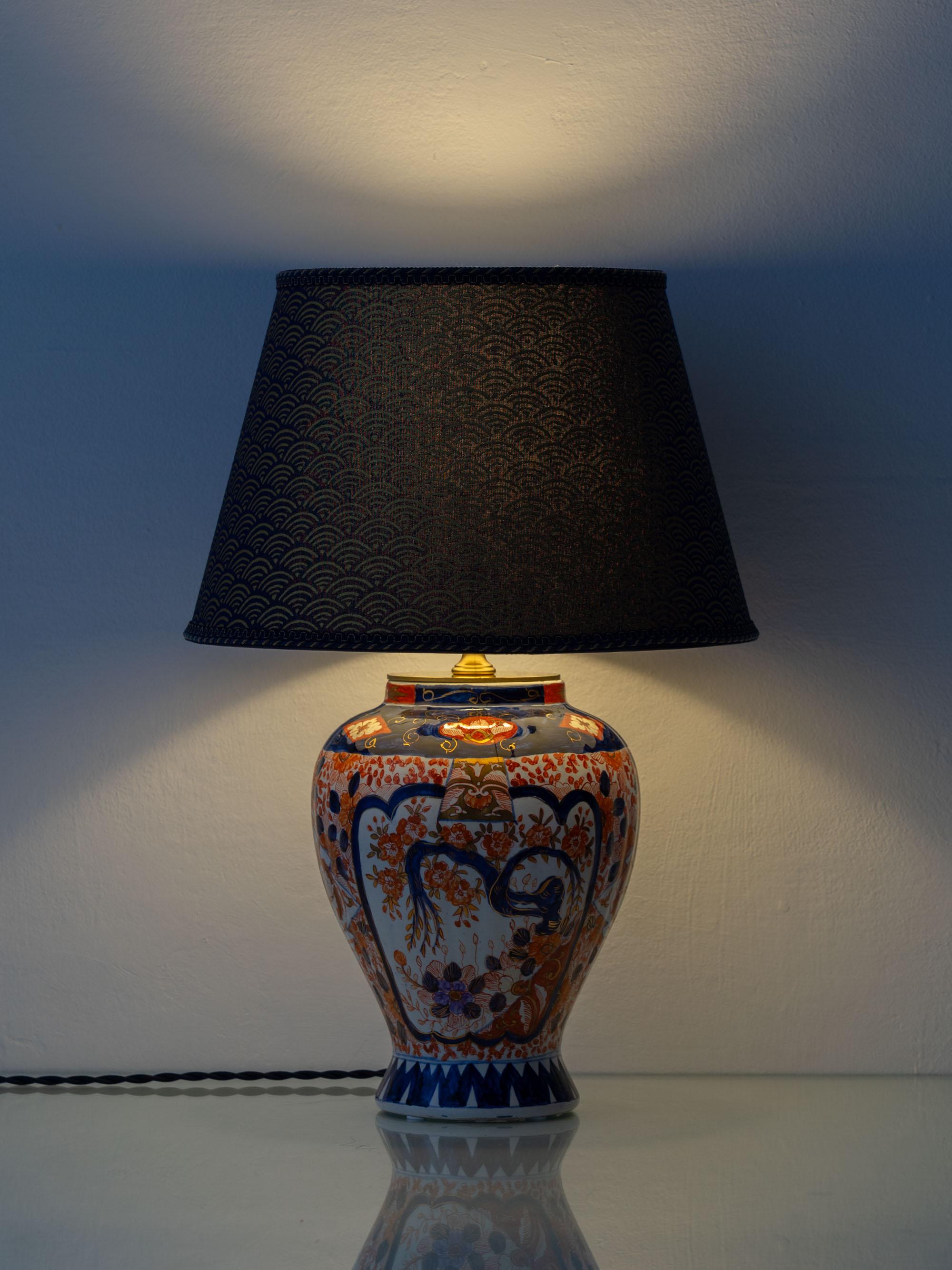 Paire de lampes de table Delft Imari de Jaap Heinen avec abat-jour en impression de blocs japonais en vente 4