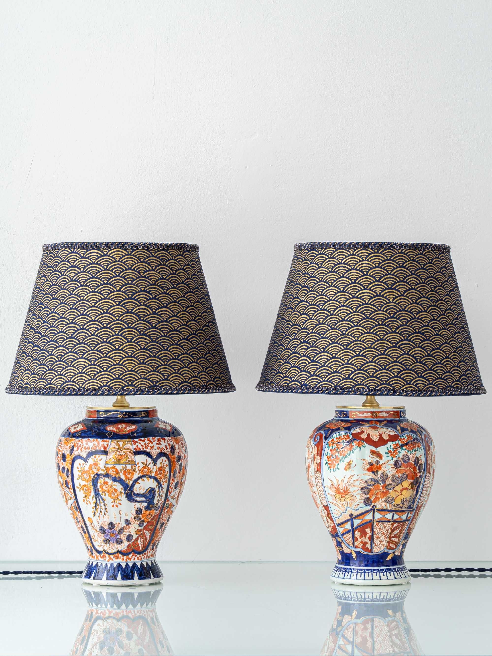 Paire de lampes Delft Imari de Jaap Heinen, C.C., transformées par Amitābha Studio avec des abat-jours japonais imprimés sur mesure, des accessoires en laiton personnalisés et des cordes tressées.

Paire de vases en céramique Delft Imari du