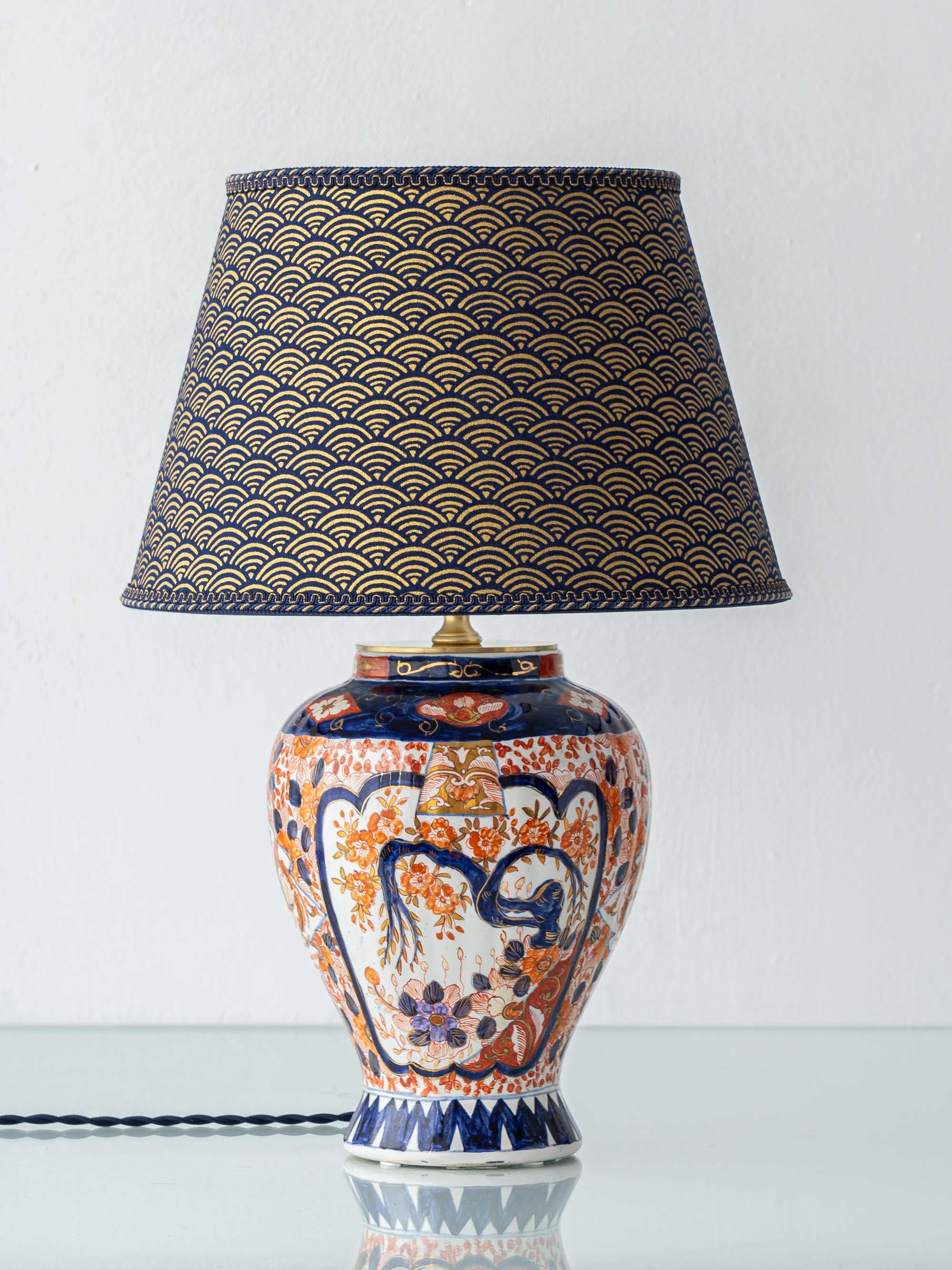 Néerlandais Paire de lampes de table Delft Imari de Jaap Heinen avec abat-jour en impression de blocs japonais en vente