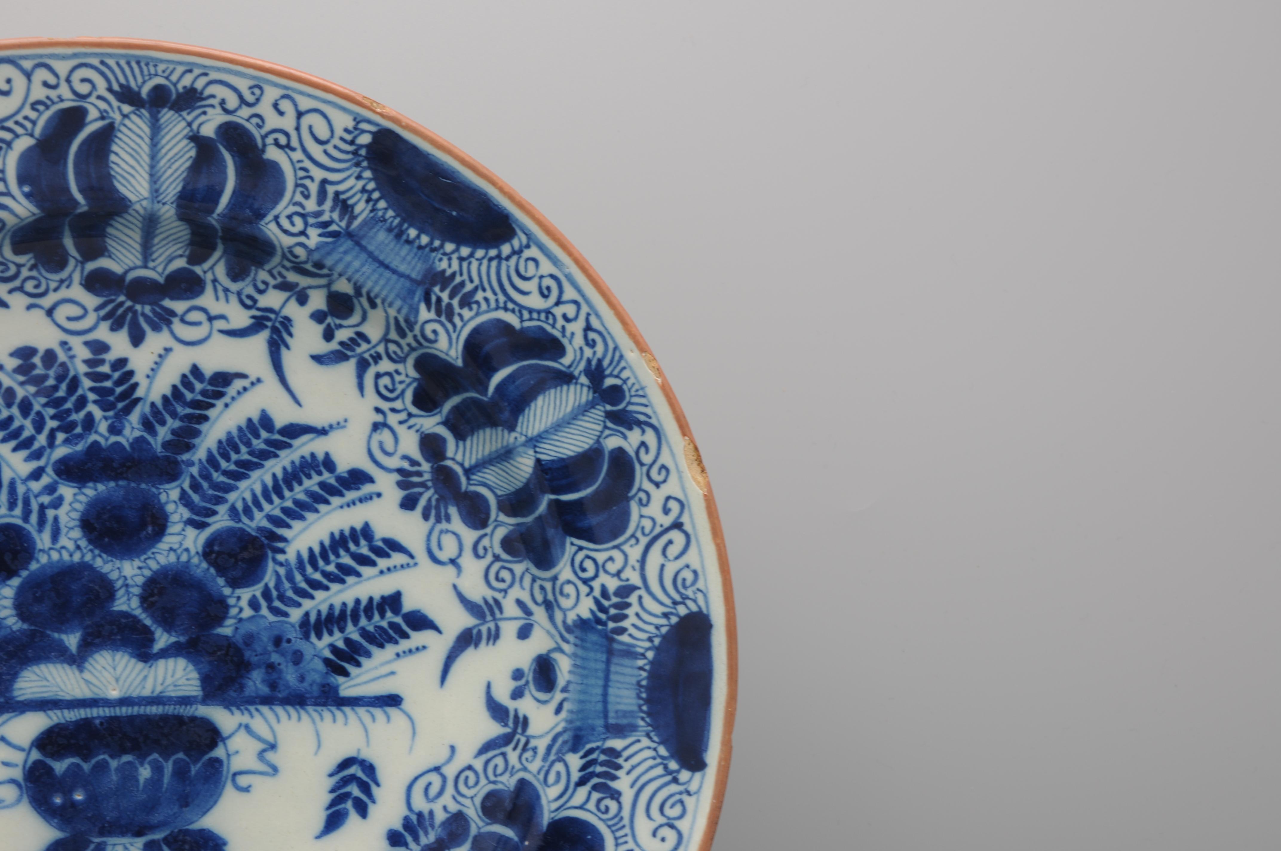 Paire de chargeurs 'Peacock' de Delft par 'De Metale Pot', Pieter Paree - 18ème siècle en vente 10