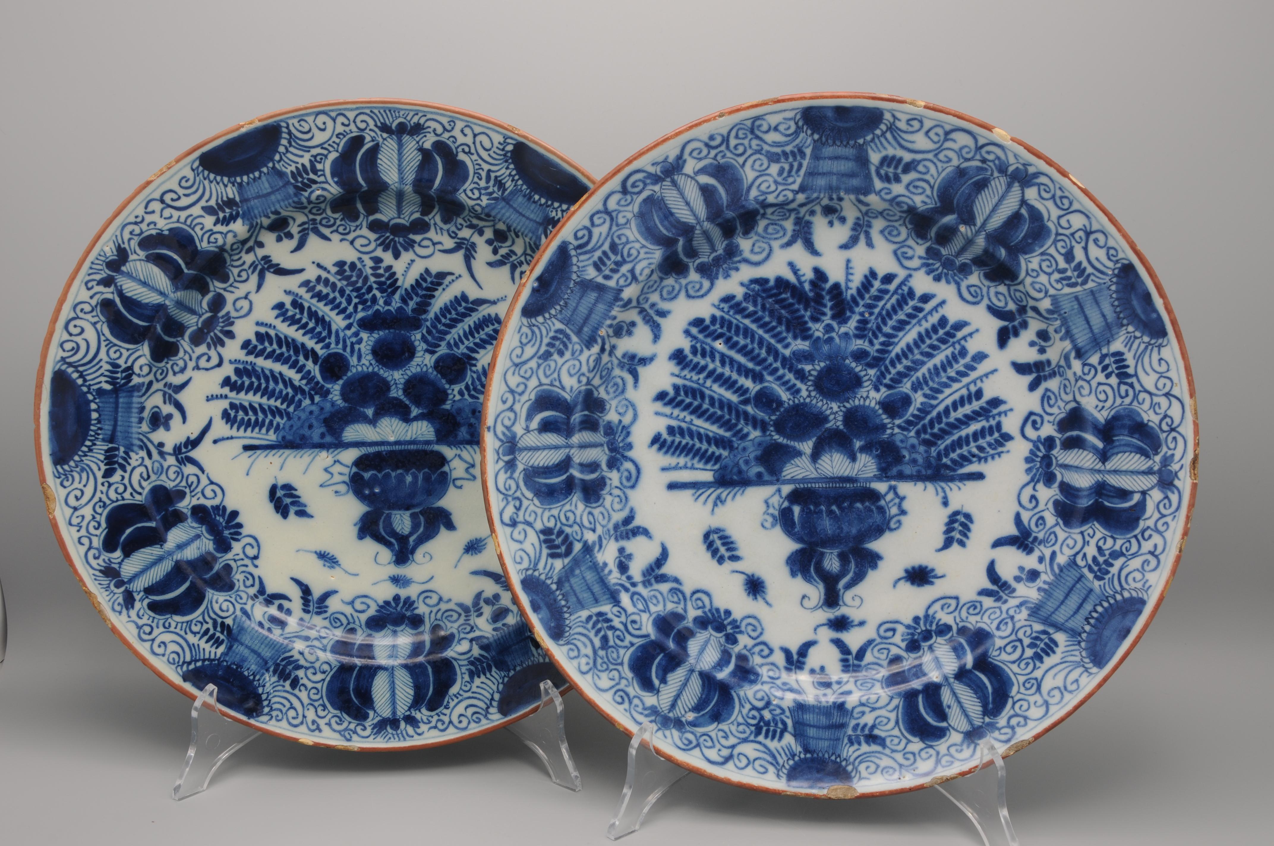 Paire de deux assiettes hollandaises en bleu et blanc de Delft 