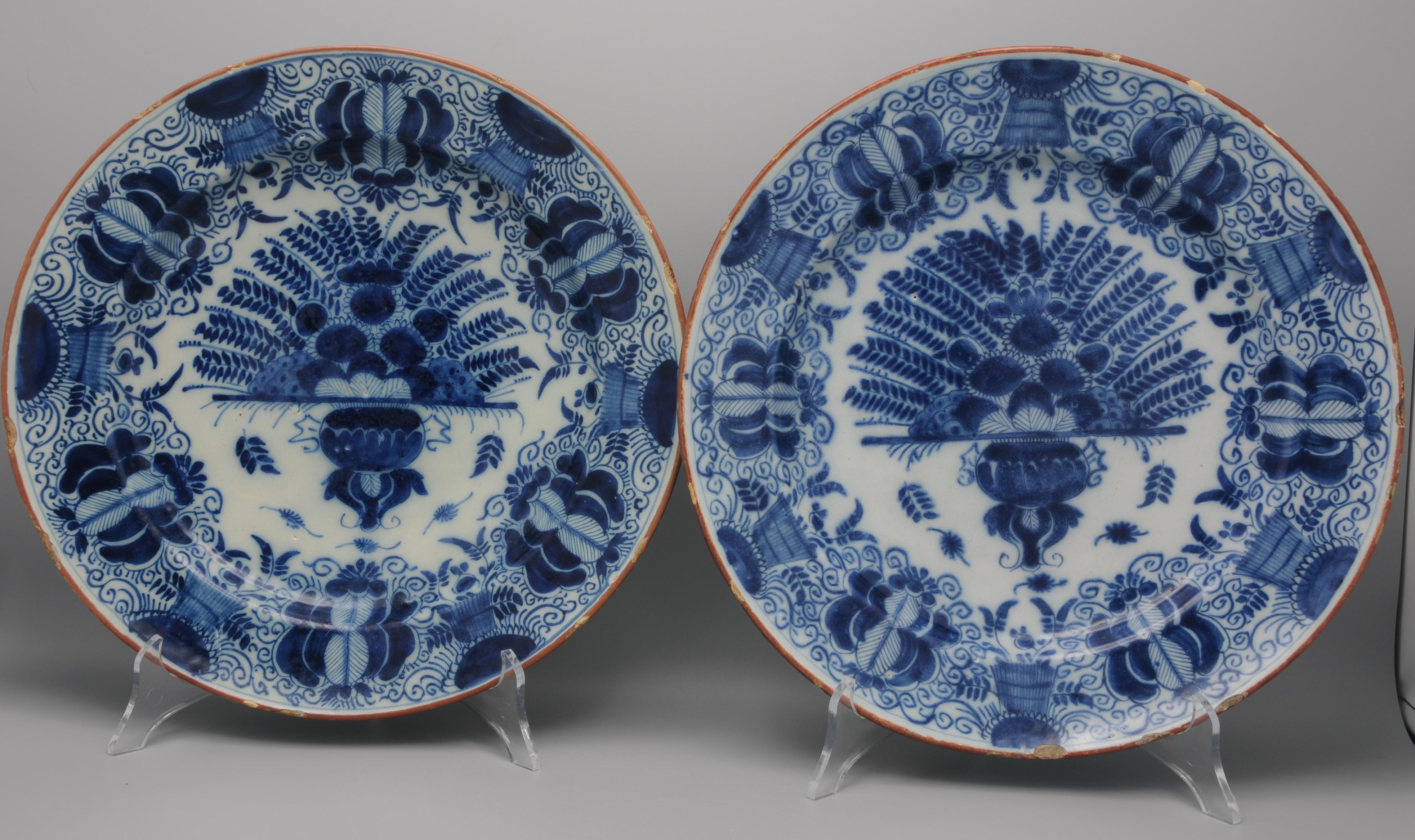 Chinoiseries Paire de chargeurs 'Peacock' de Delft par 'De Metale Pot', Pieter Paree - 18ème siècle en vente