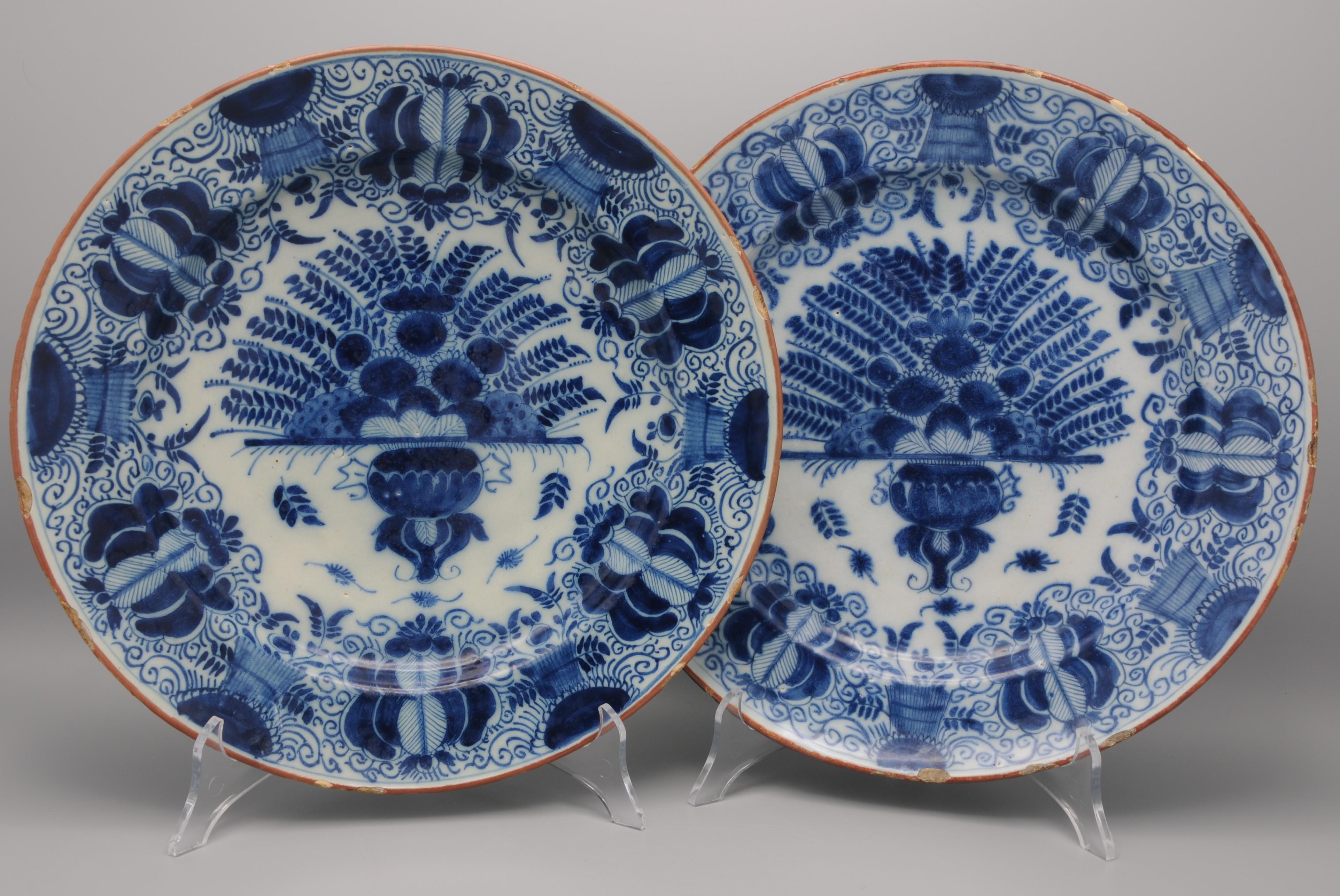 Néerlandais Paire de chargeurs 'Peacock' de Delft par 'De Metale Pot', Pieter Paree - 18ème siècle en vente