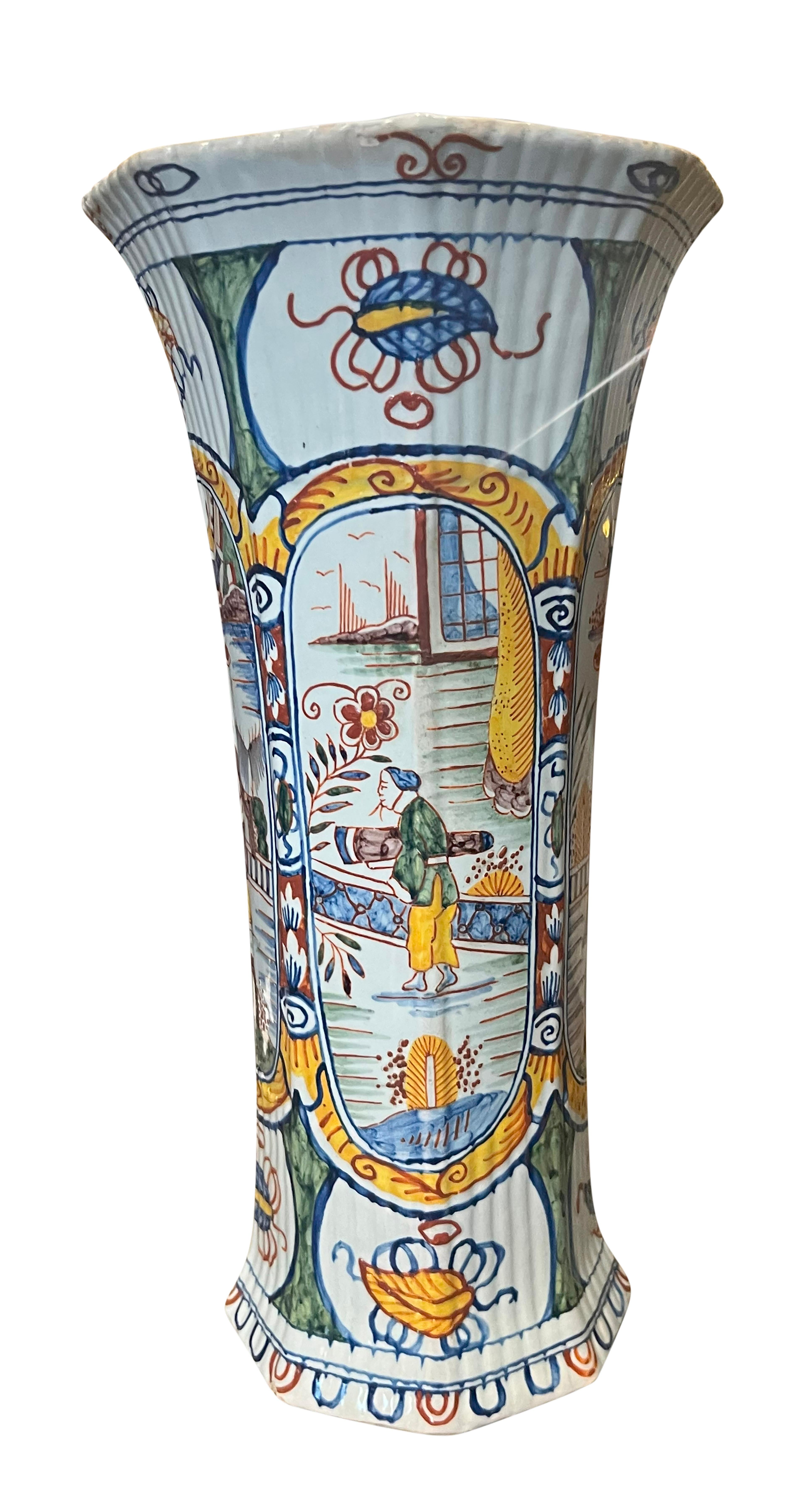 Néerlandais Paire de vases polychromes de Delft en vente