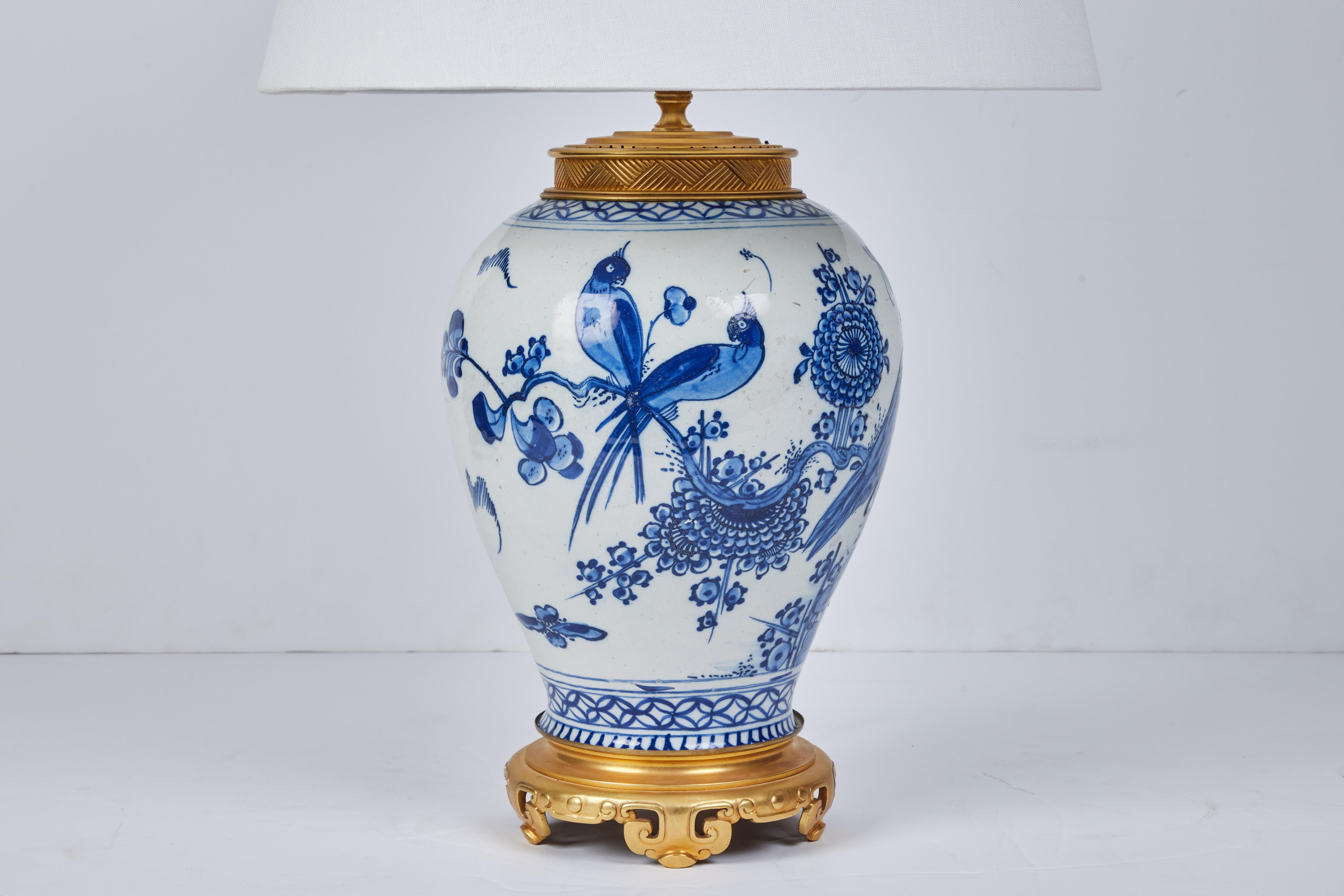 Paire de vases de Delft servant de lampes en vente 1