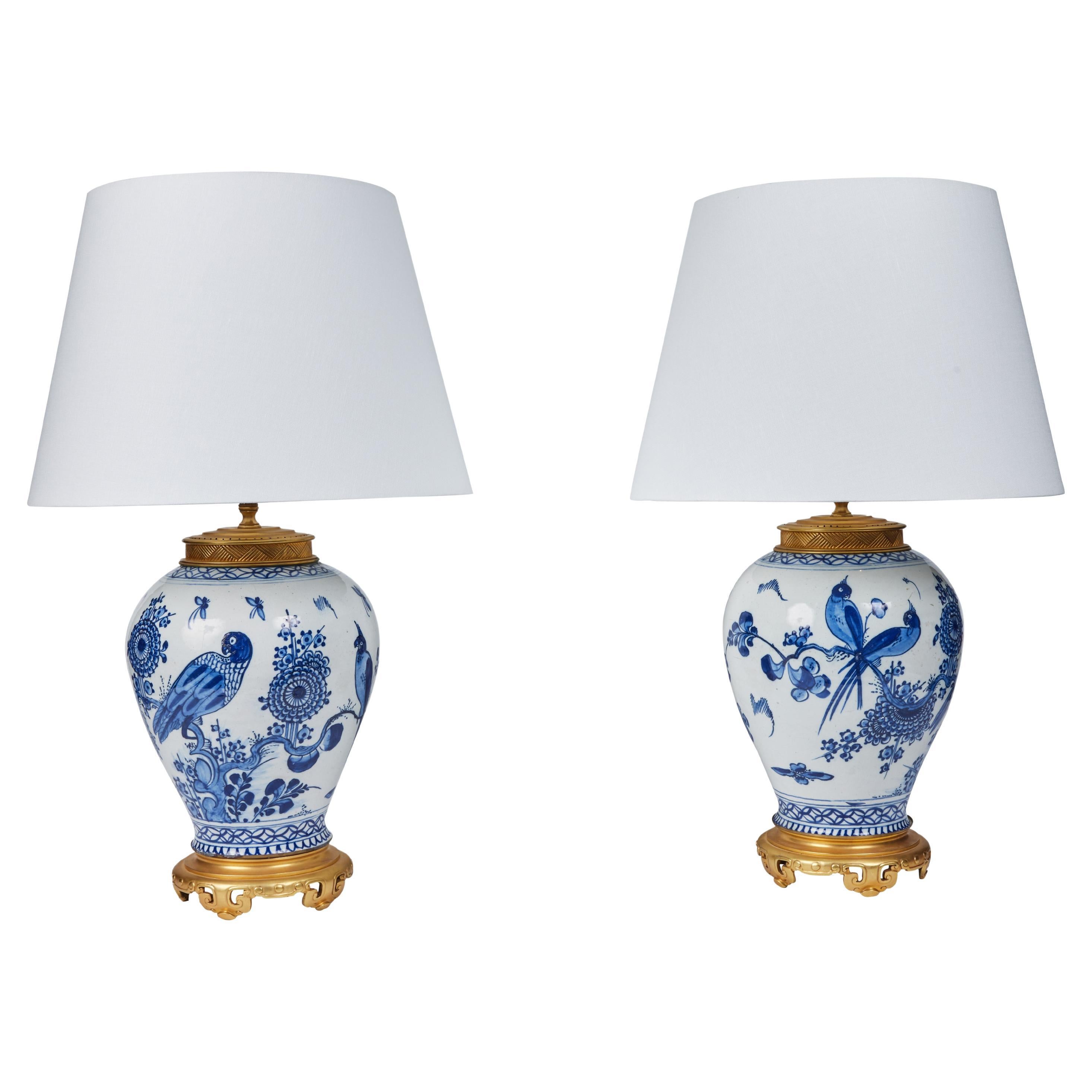 Paire de vases de Delft servant de lampes en vente