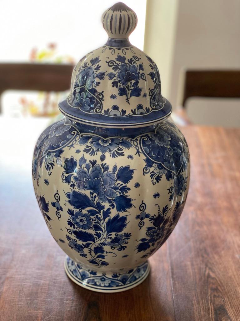 Pair of Delft Zenith Gouda Ginger Jars / Vases, The Netherlands In Good Condition For Sale In Achterveld, NL