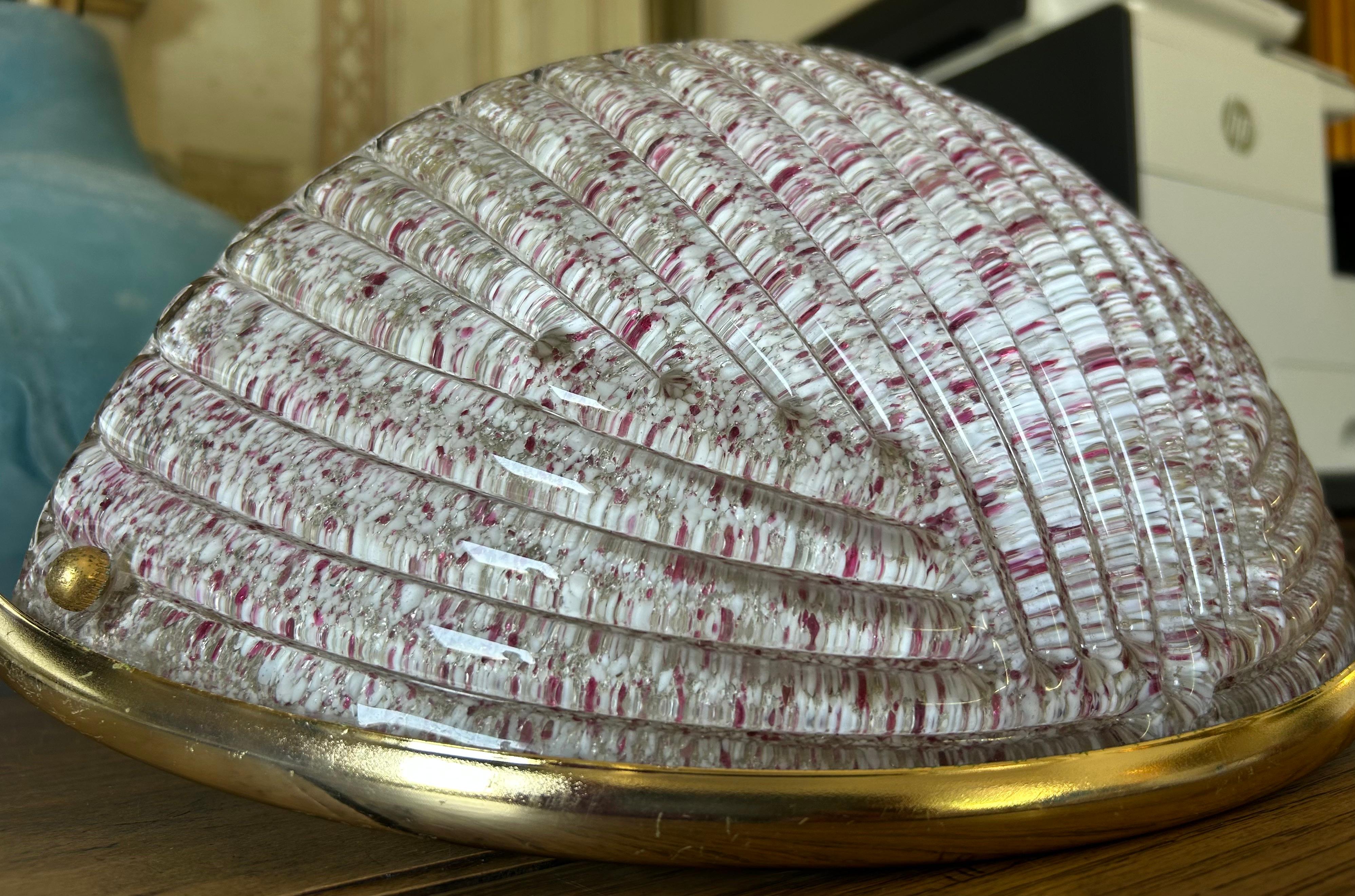 I pezzi sono ben conservati e gli elementi in vetro sono intatti. Piuttosto grande ed estremamente elegante. Bellissima tonalità di rosa e superficie decorata. Due portalampada ciascuno.