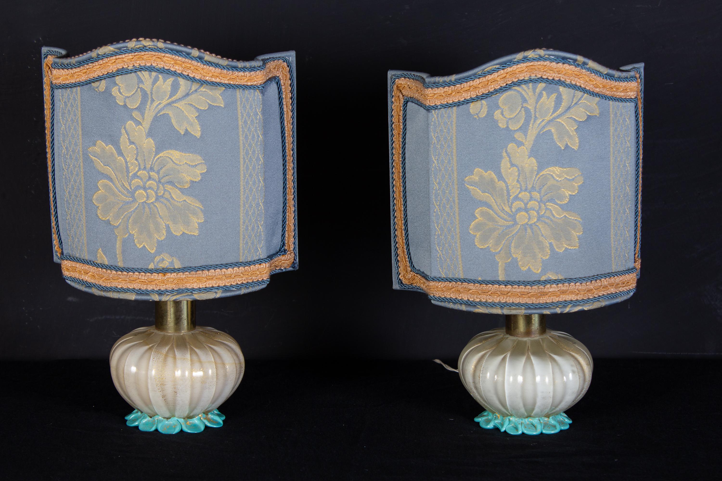 Paar erstaunliche kleine elfenbeinfarbene Muranoglas-Tischlampen mit türkisfarbenem 
