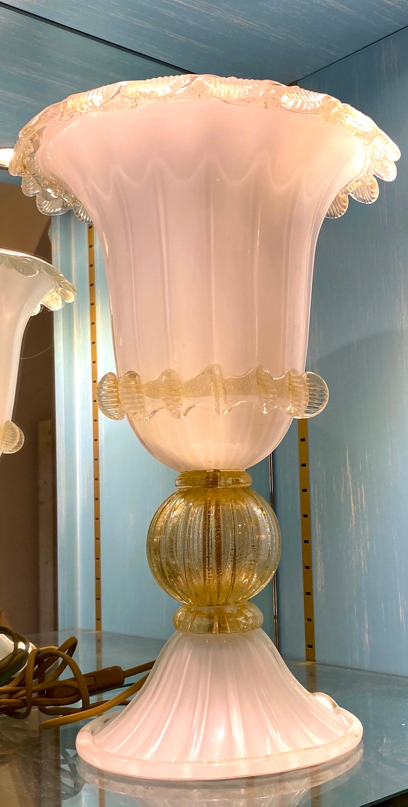 Pair of amazing small ivory color and gold Murano glass table lamps .

Each with one E14 light bulb.

  