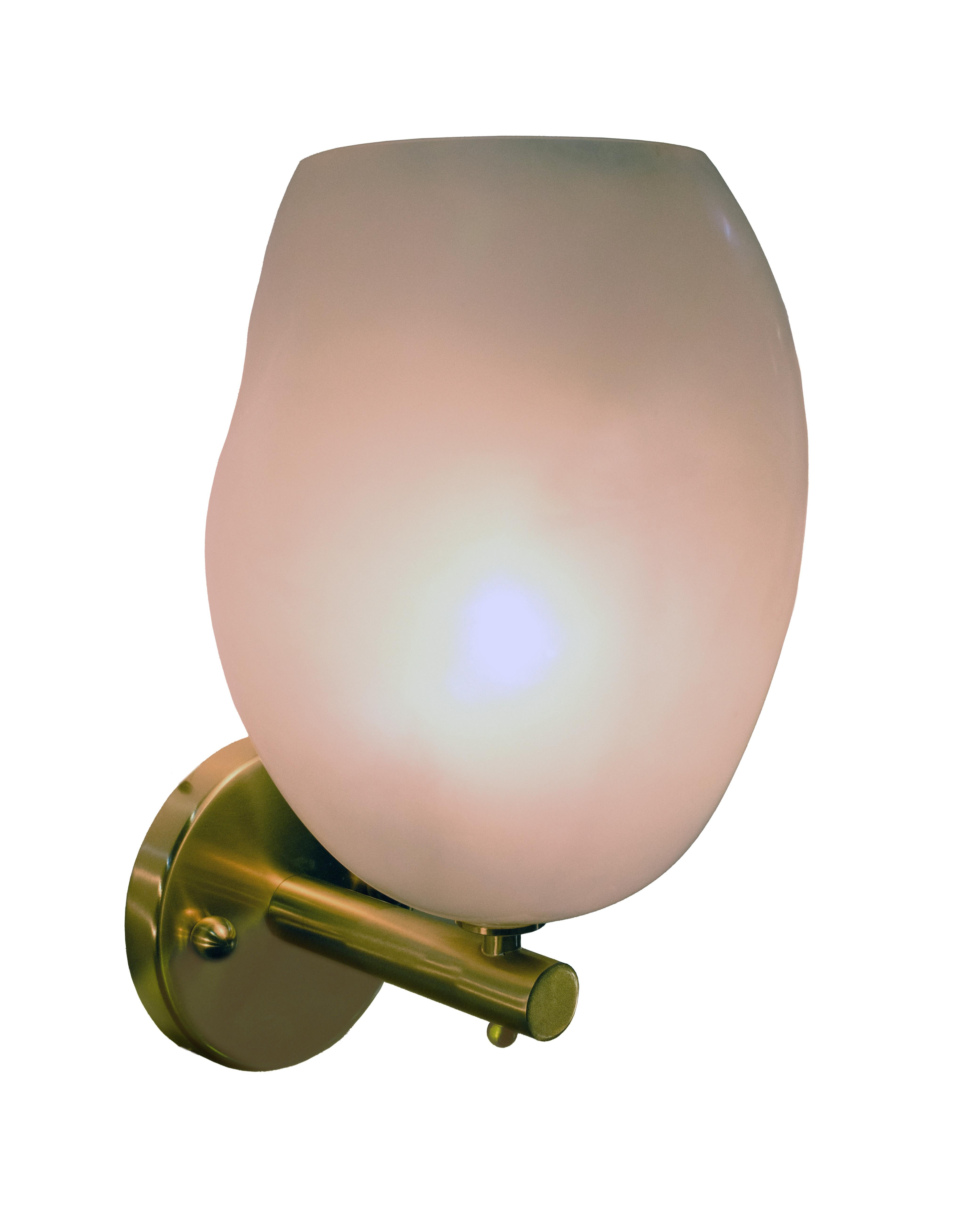 Einfach und raffiniert mit einem Hauch von Exzentrik! Der schlichte Messingkorpus dieses Wandleuchterpaars wird von den organischen, mundgeblasenen Opalglasschirmen in Szene gesetzt, die ein sanftes Licht ausstrahlen, das perfekt in jeden Raum