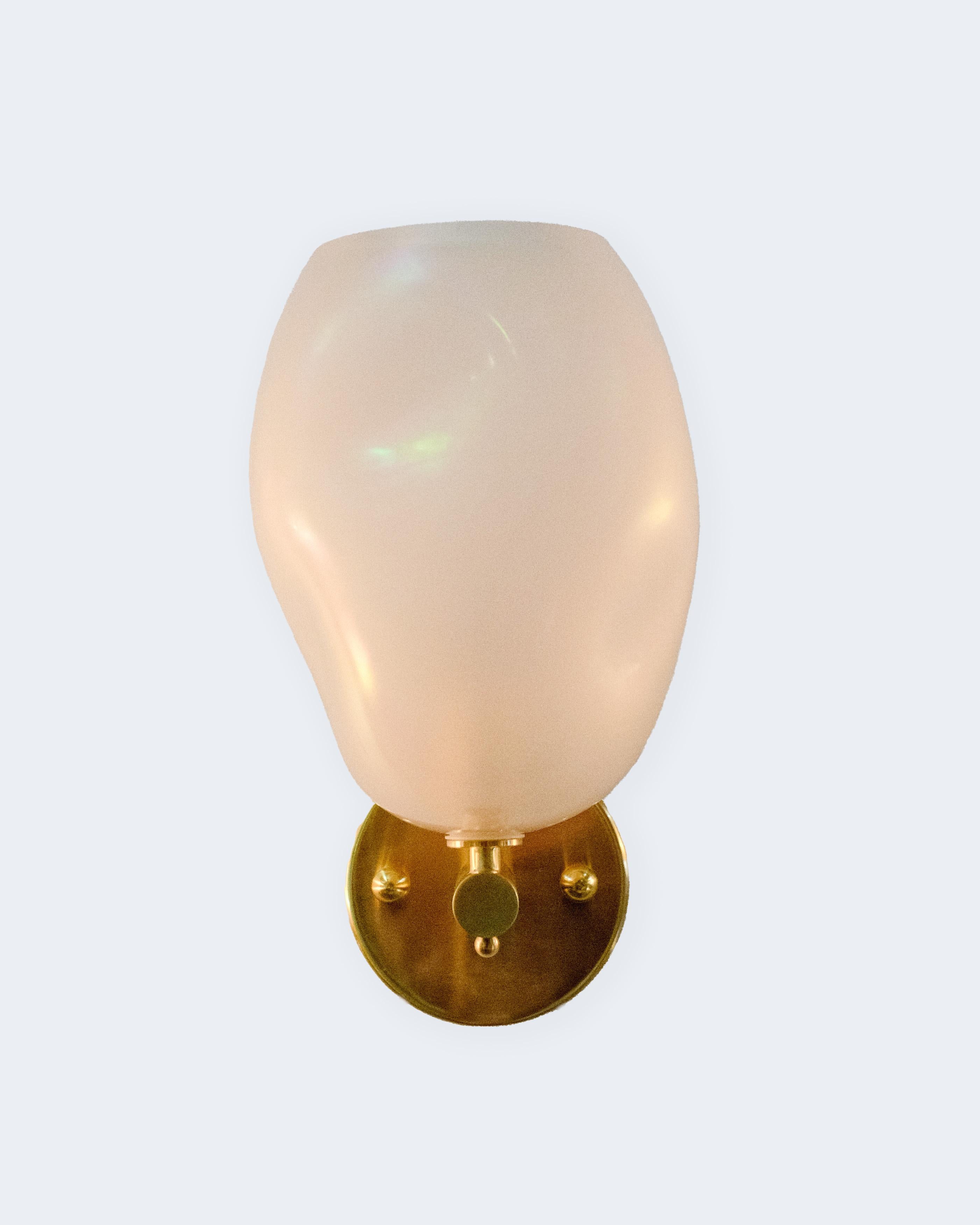 Paar reizvolle Opalino-Glas-Wandleuchter im Zustand „Hervorragend“ im Angebot in LA, CA
