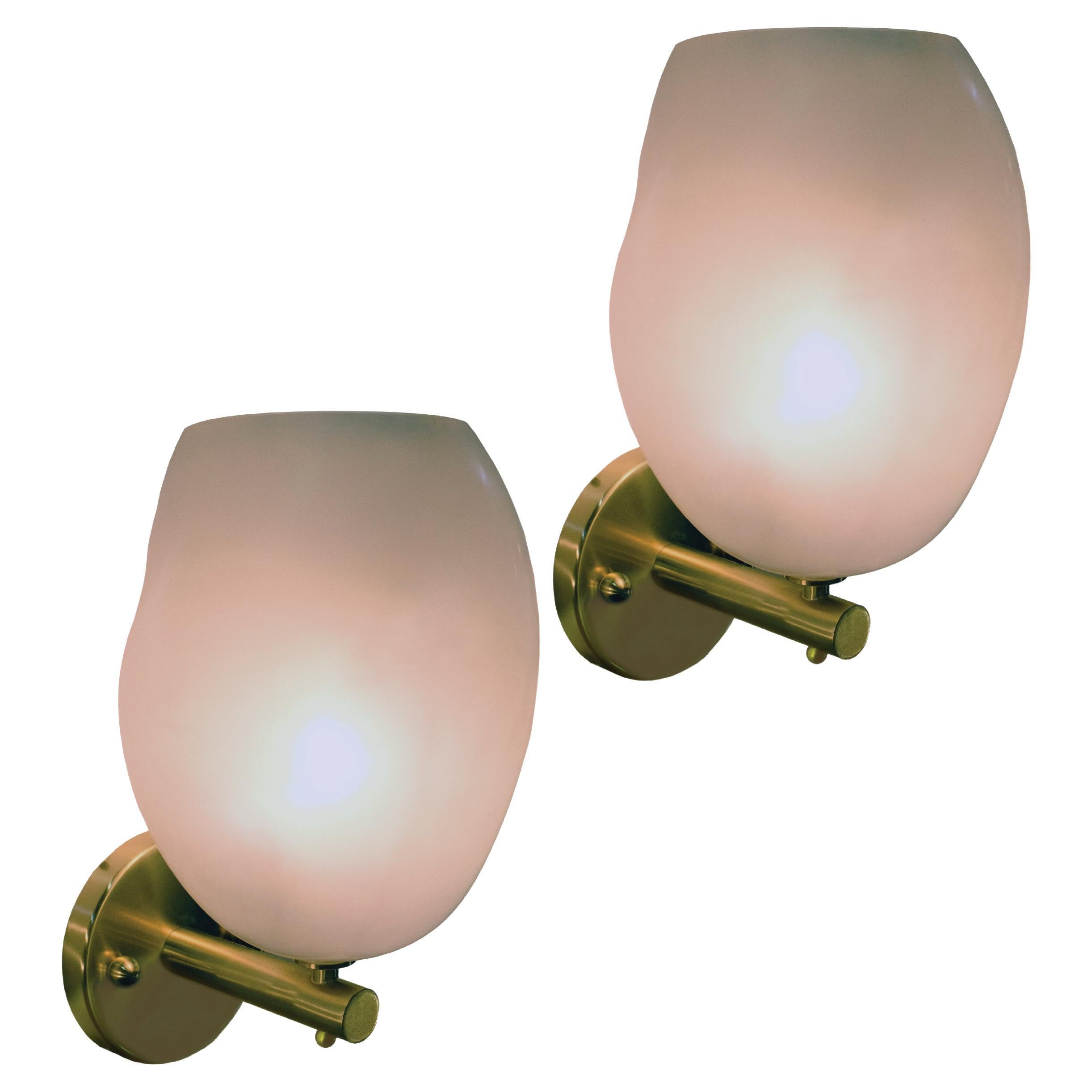 Paar reizvolle Opalino-Glas-Wandleuchter im Angebot