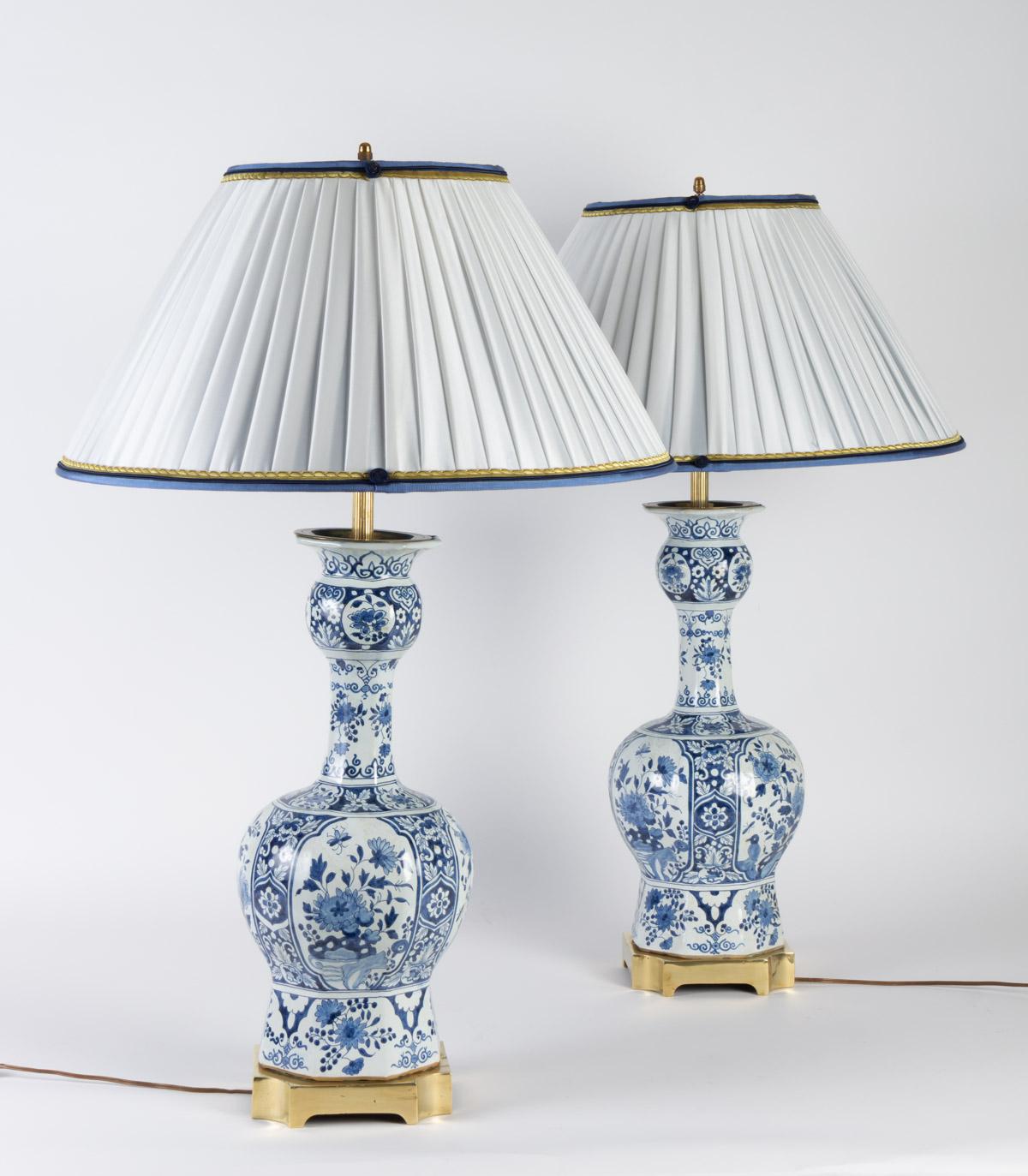 Pair of Delph faience lamps, 19th century, bronze ascents in the shape of a gourd
Measures: H 79cm, L 50cm.