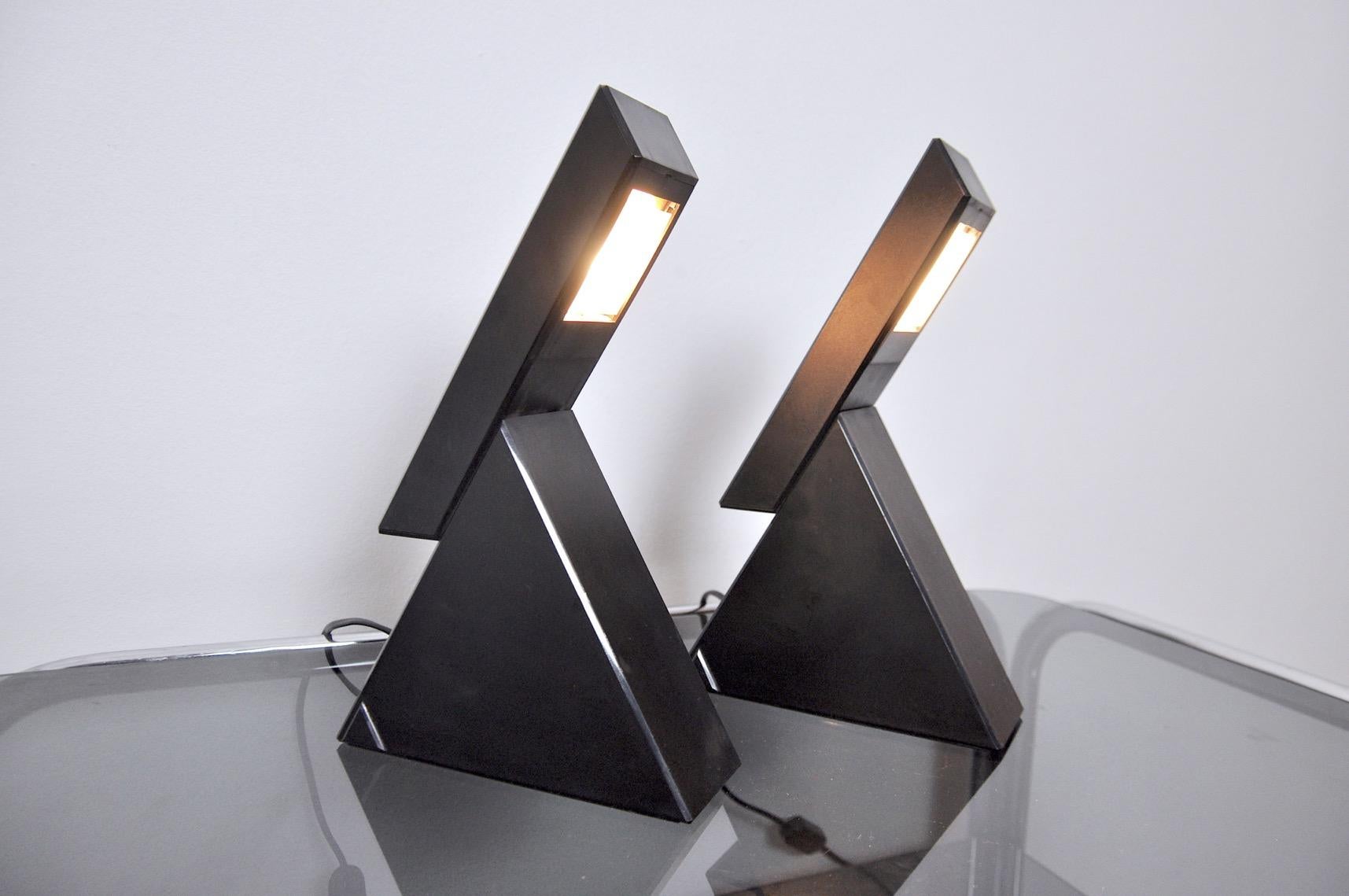 Paire de lampes Delta par Mario Bertorelle pour Massangazo désigné et produit en Italie vers 1970. Cette paire de lampes à la forme unique apportera une véritable touche design à votre intérieur. Deux niveaux de luminosité. Contrôle de