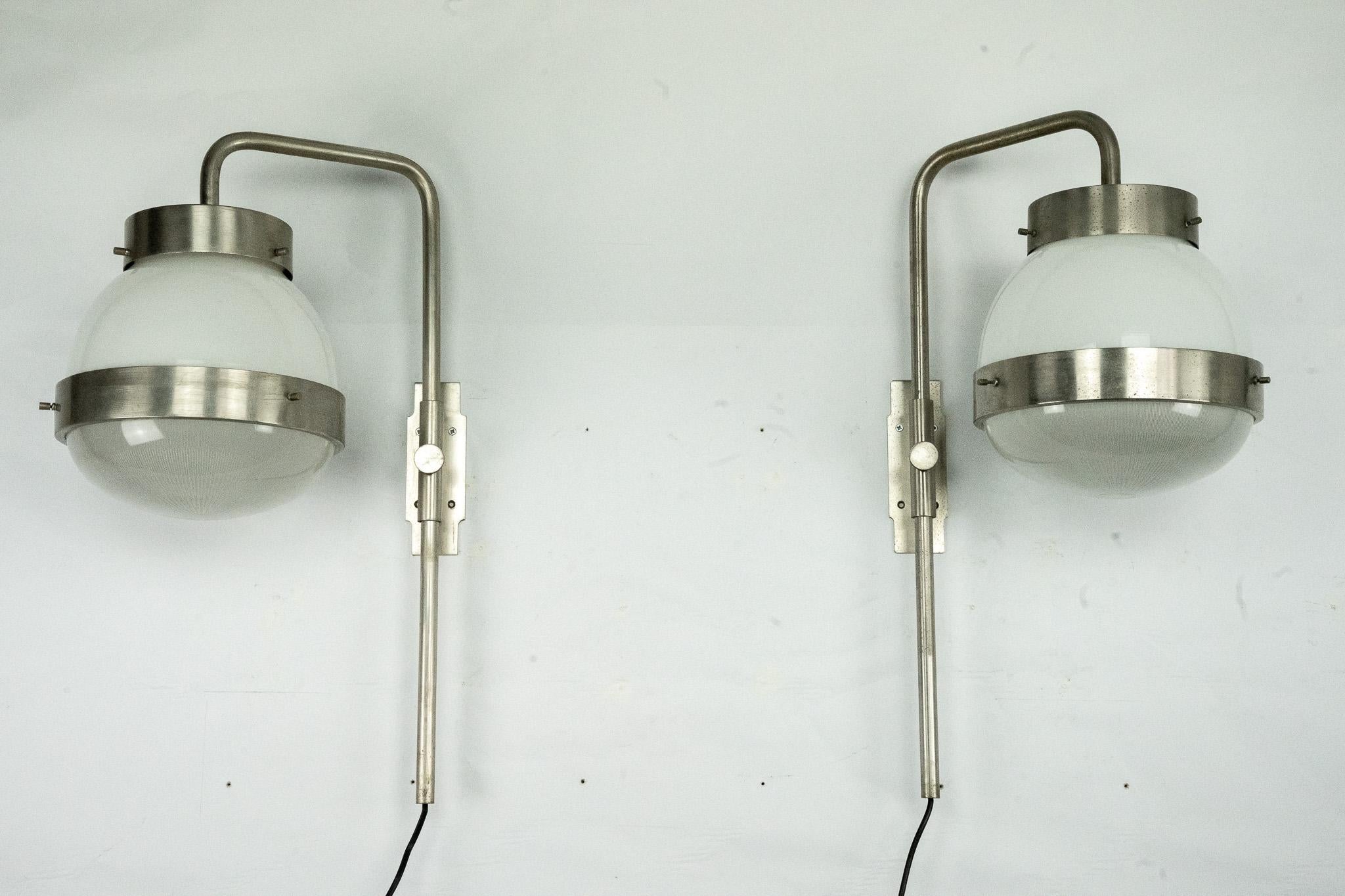 Pareja de apliques Delta de Sergio Mazza para Artemide. Italia Años 60 en venta 3