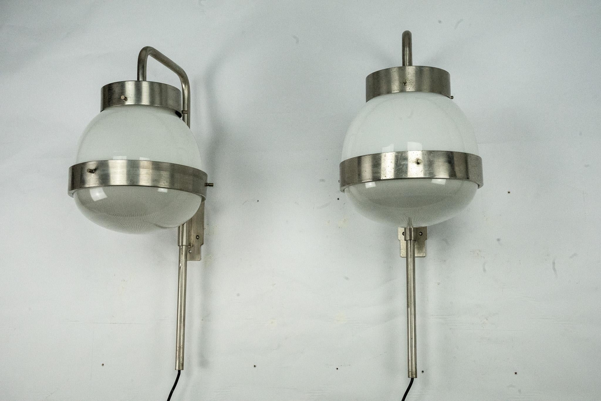 Pareja de apliques Delta de Sergio Mazza para Artemide. Italia Años 60 Moderno de mediados de siglo en venta