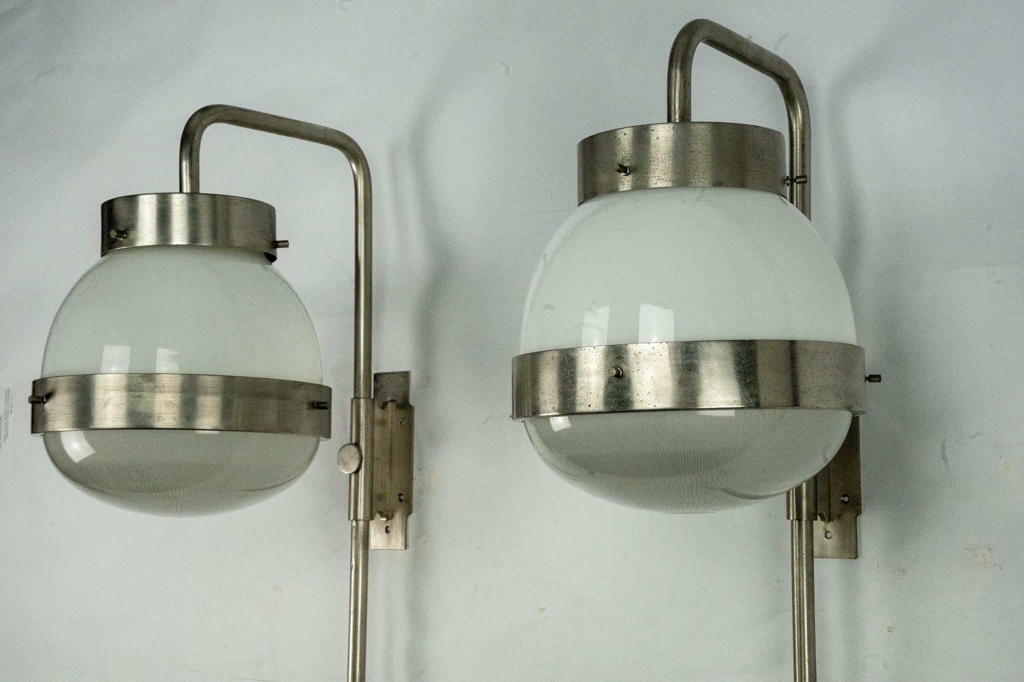 Pareja de apliques Delta de Sergio Mazza para Artemide. Italia Años 60 Italiano en venta
