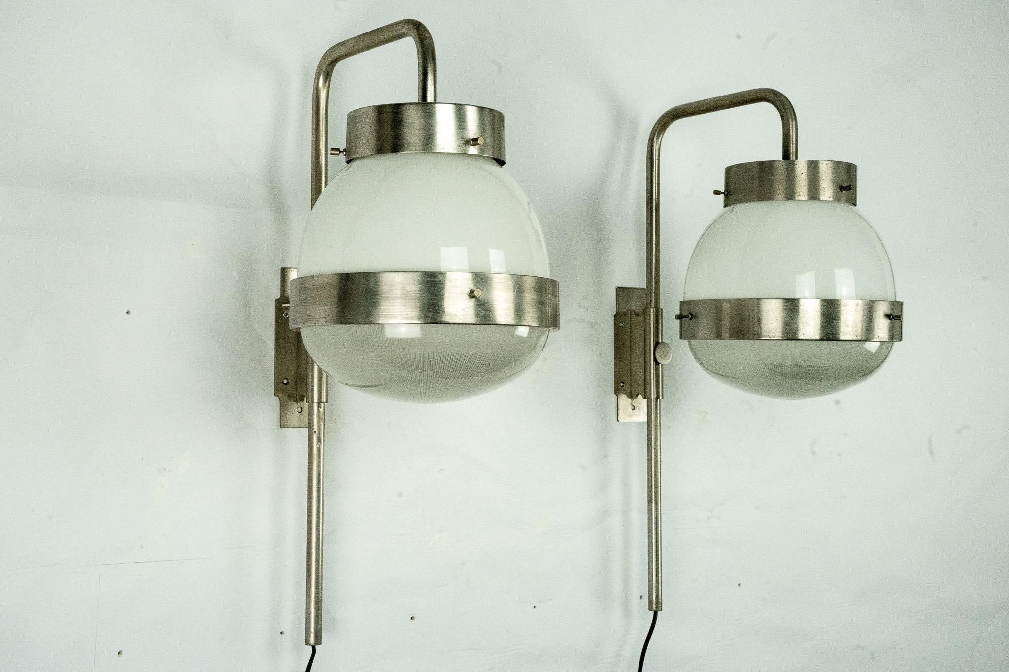Pareja de apliques Delta de Sergio Mazza para Artemide. Italia Años 60 en Bueno estado para la venta en Catania, CT