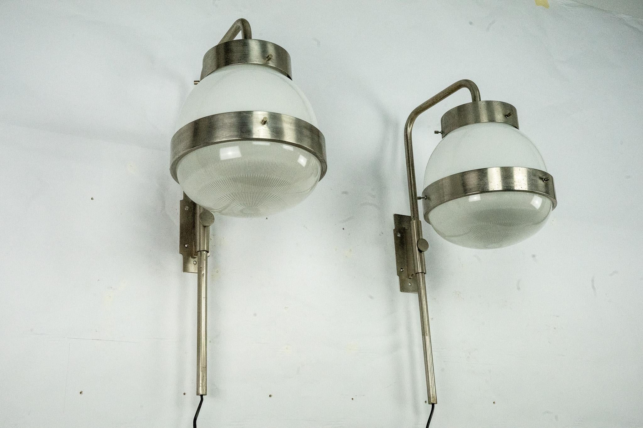 Pareja de apliques Delta de Sergio Mazza para Artemide. Italia Años 60 siglo XX en venta